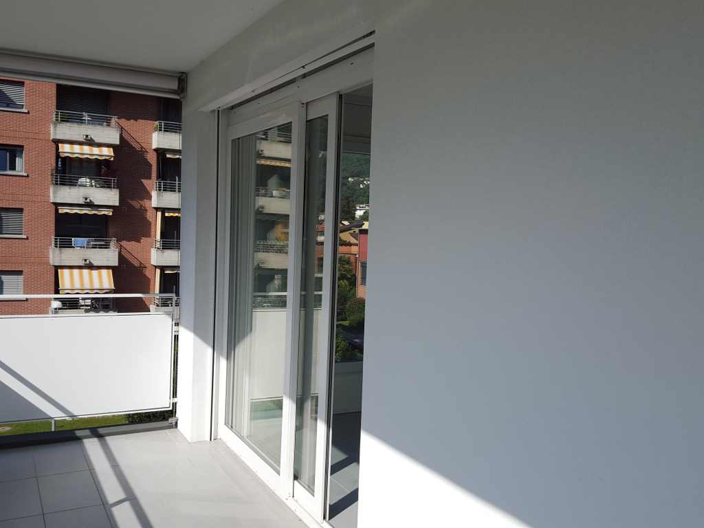 Balkon mit Blick auf gegenüberliegendes Wohngebäude
