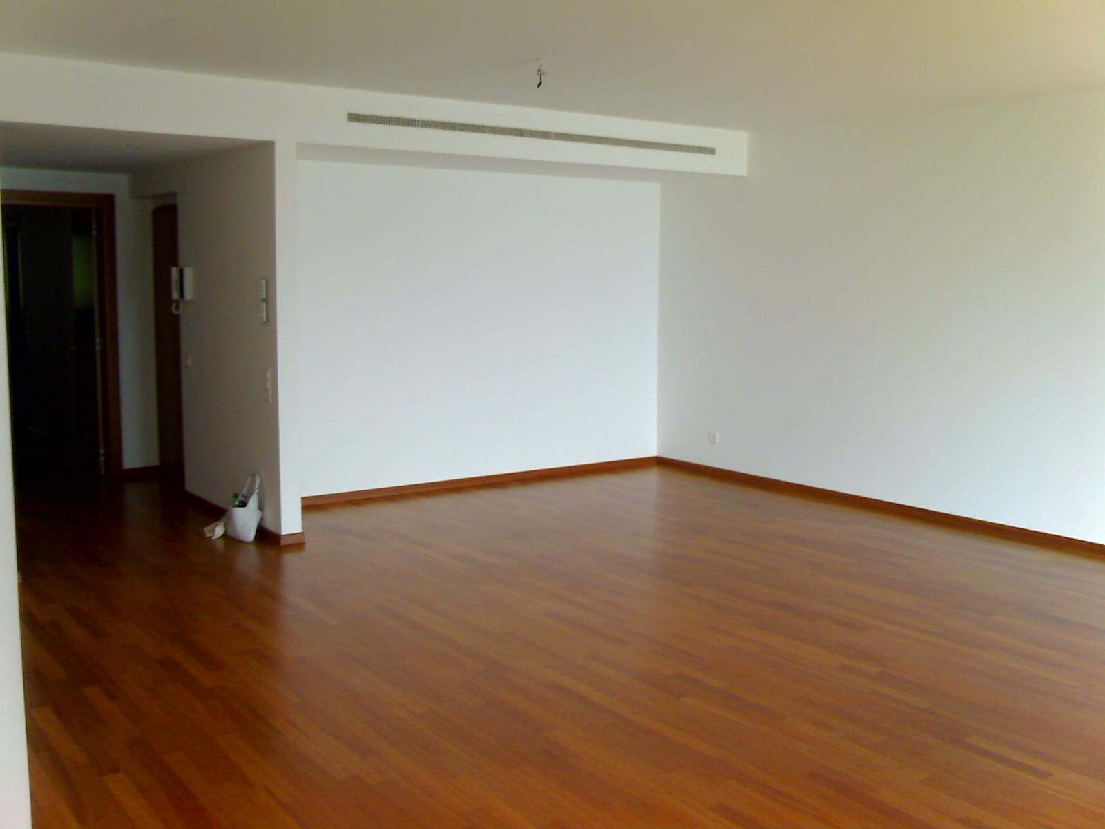 Leerer Wohnraum mit Holzfußboden