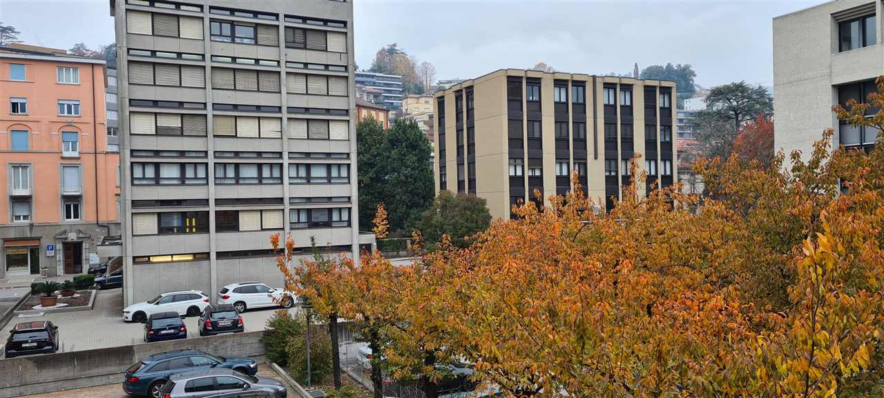 Städtischer Ausblick mit Wohn- und Bürogebäuden