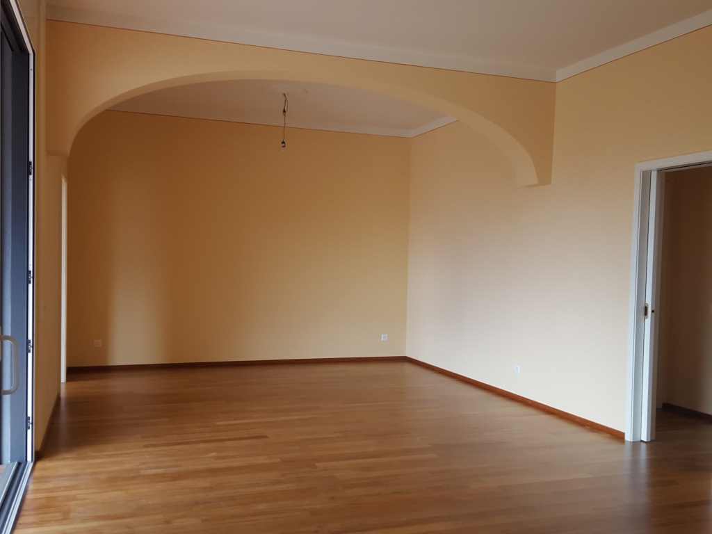 Leerer Wohnraum mit Rundbogenöffnung
