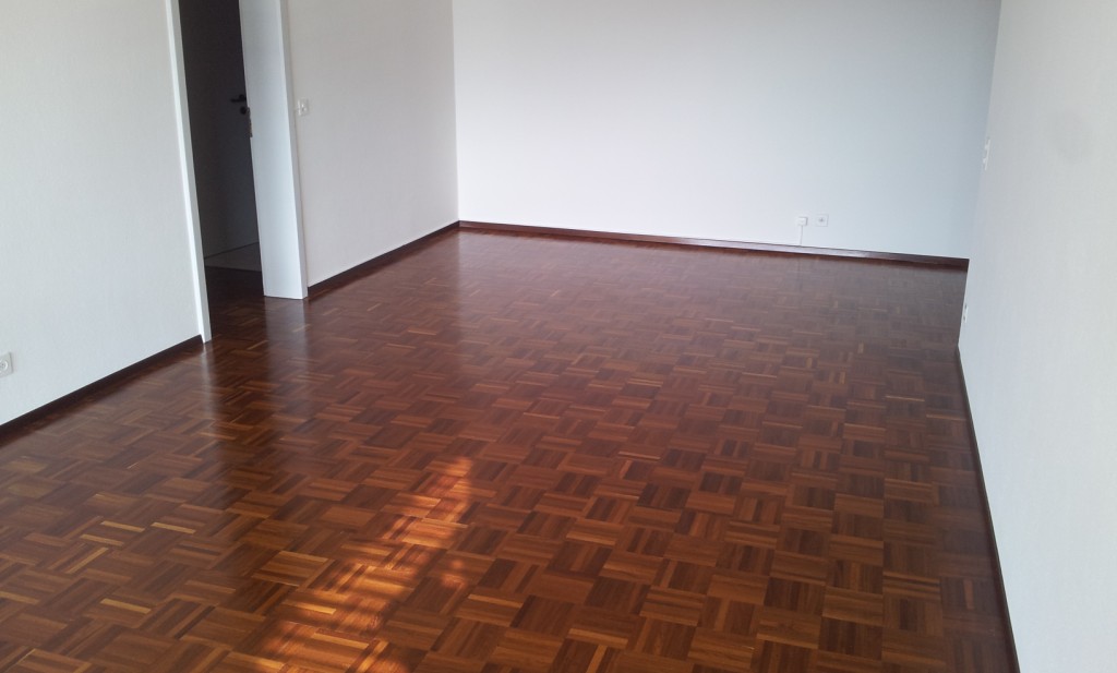 Leerer Wohnraum mit Holzparkett