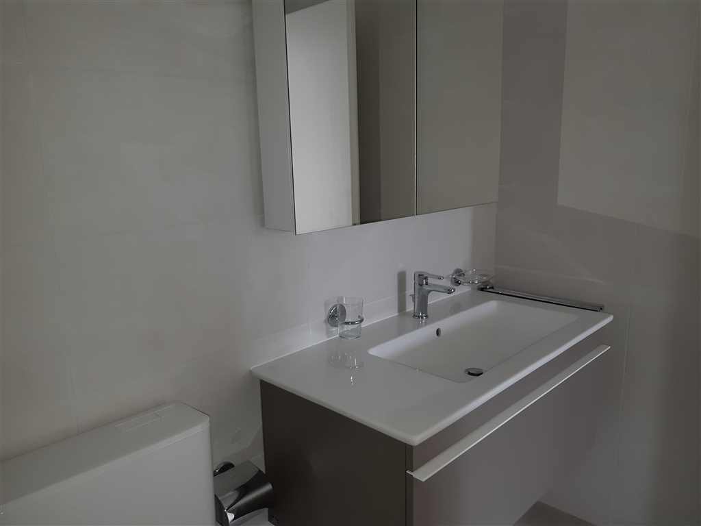 Modernes Gäste-WC mit Waschbecken