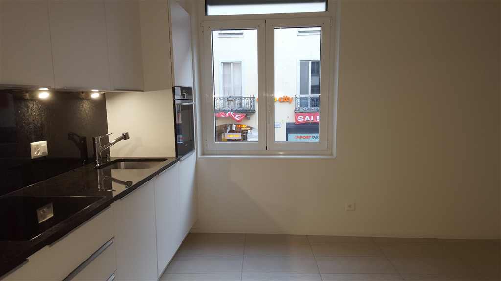 Moderne Küche mit Fenster