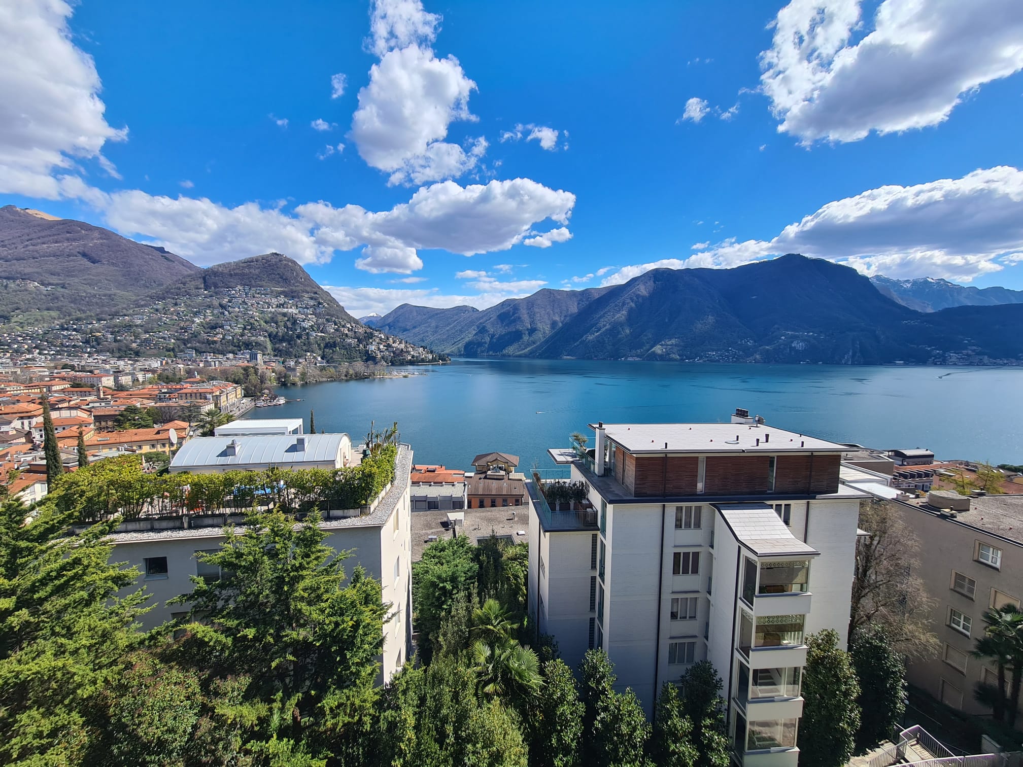 Seeblick mit Bergen