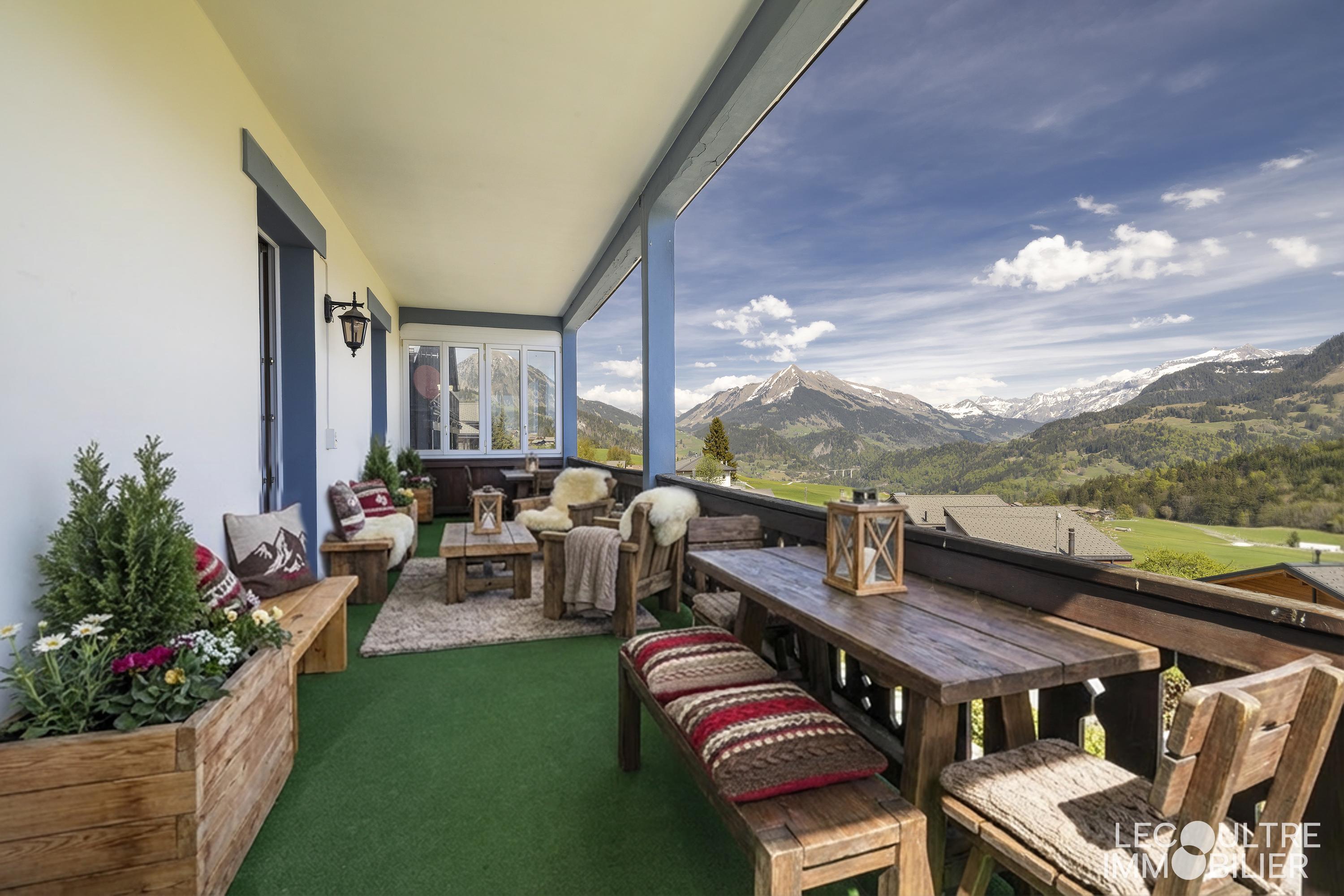 Balkon mit Bergblick