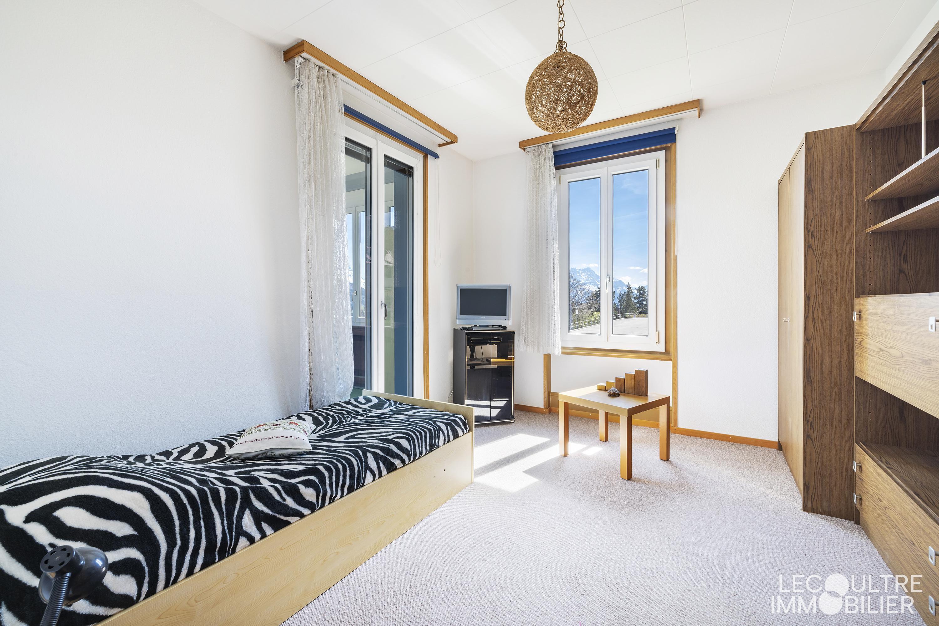 Helles Schlafzimmer mit Bergblick