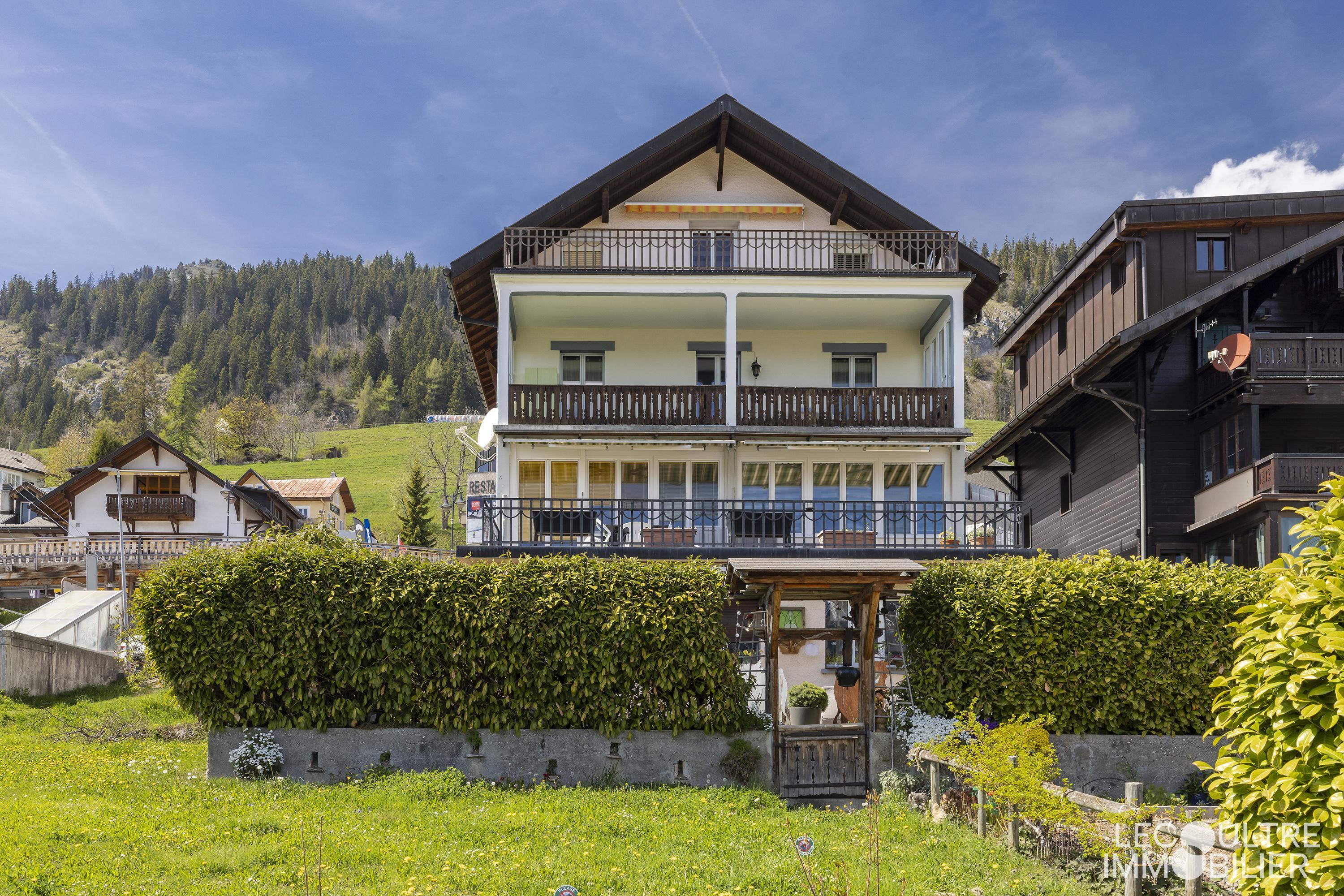 Alpenhaus mit Balkonen und Garten