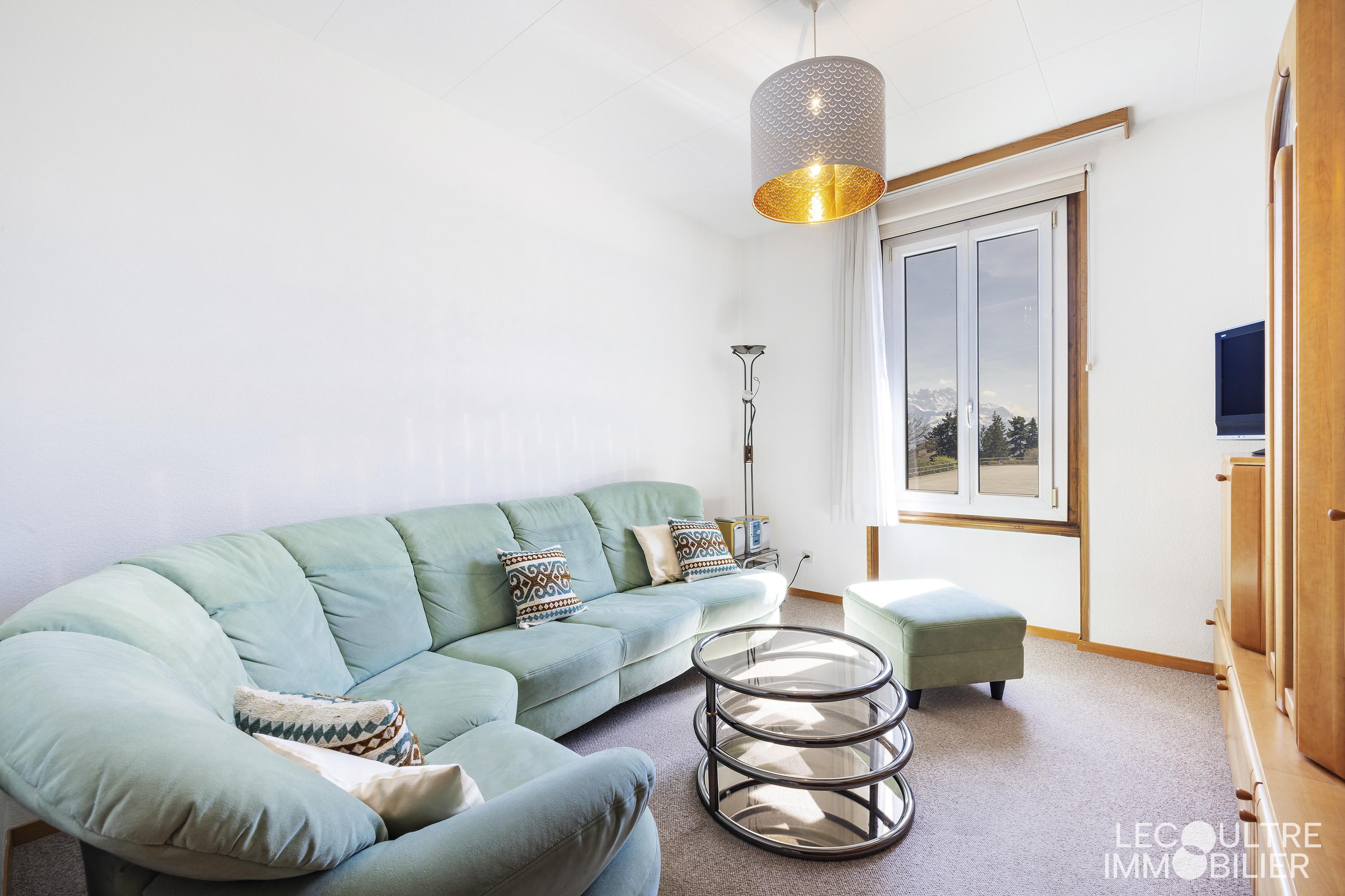 Helles Wohnzimmer mit Panoramafenster