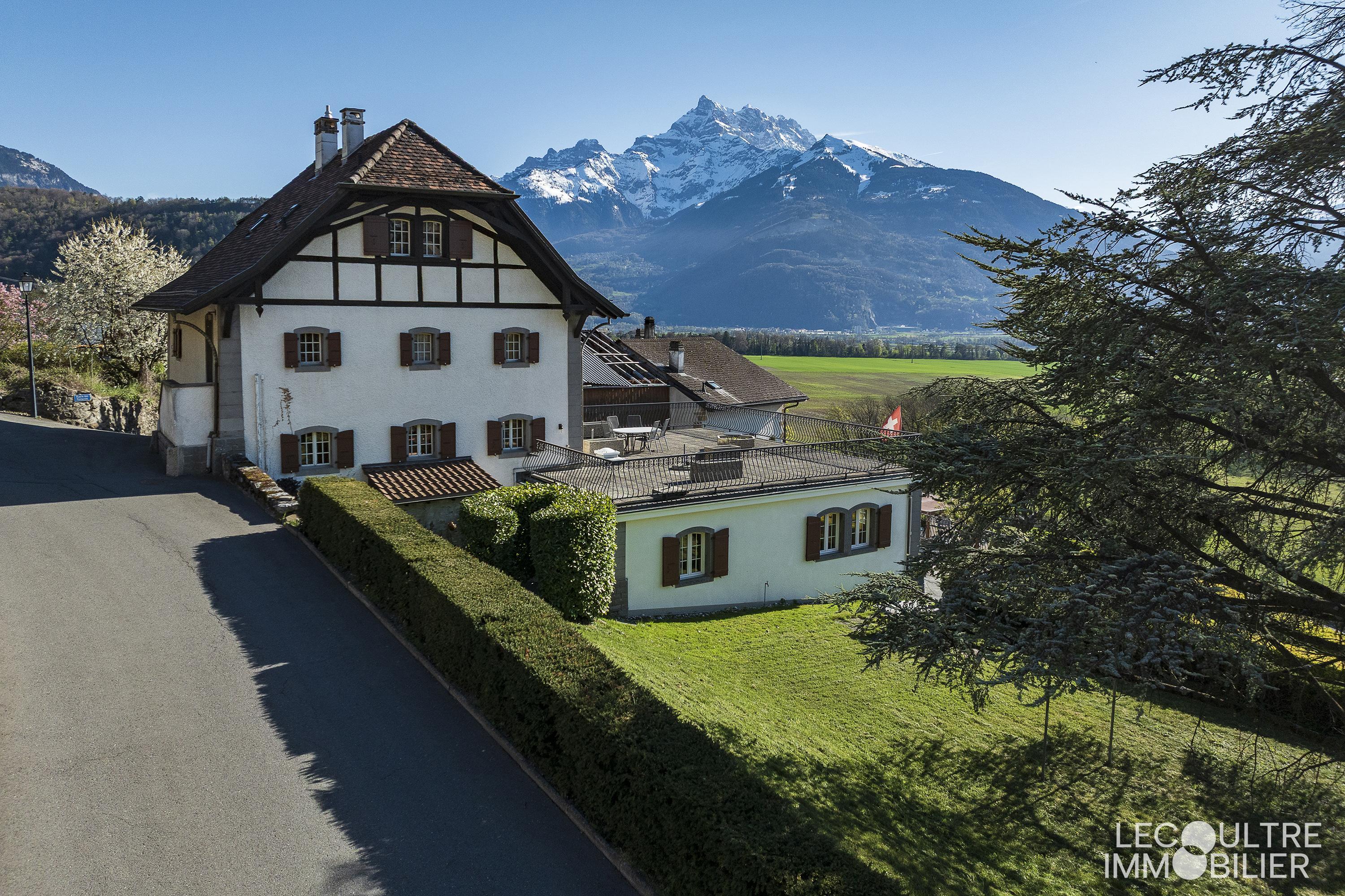 Alpines Wohnhaus mit Bergblick