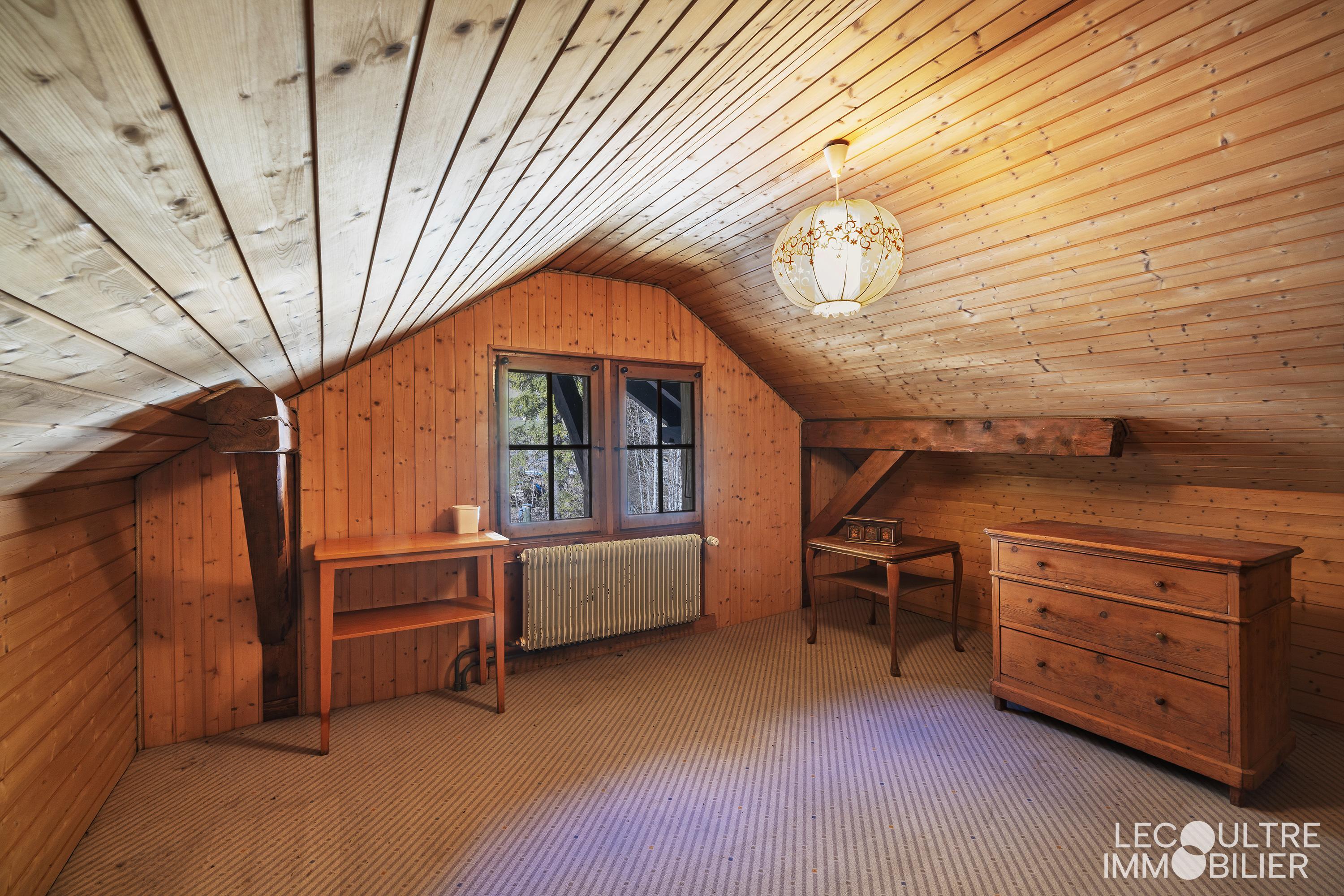 Dachzimmer mit Holzverkleidung