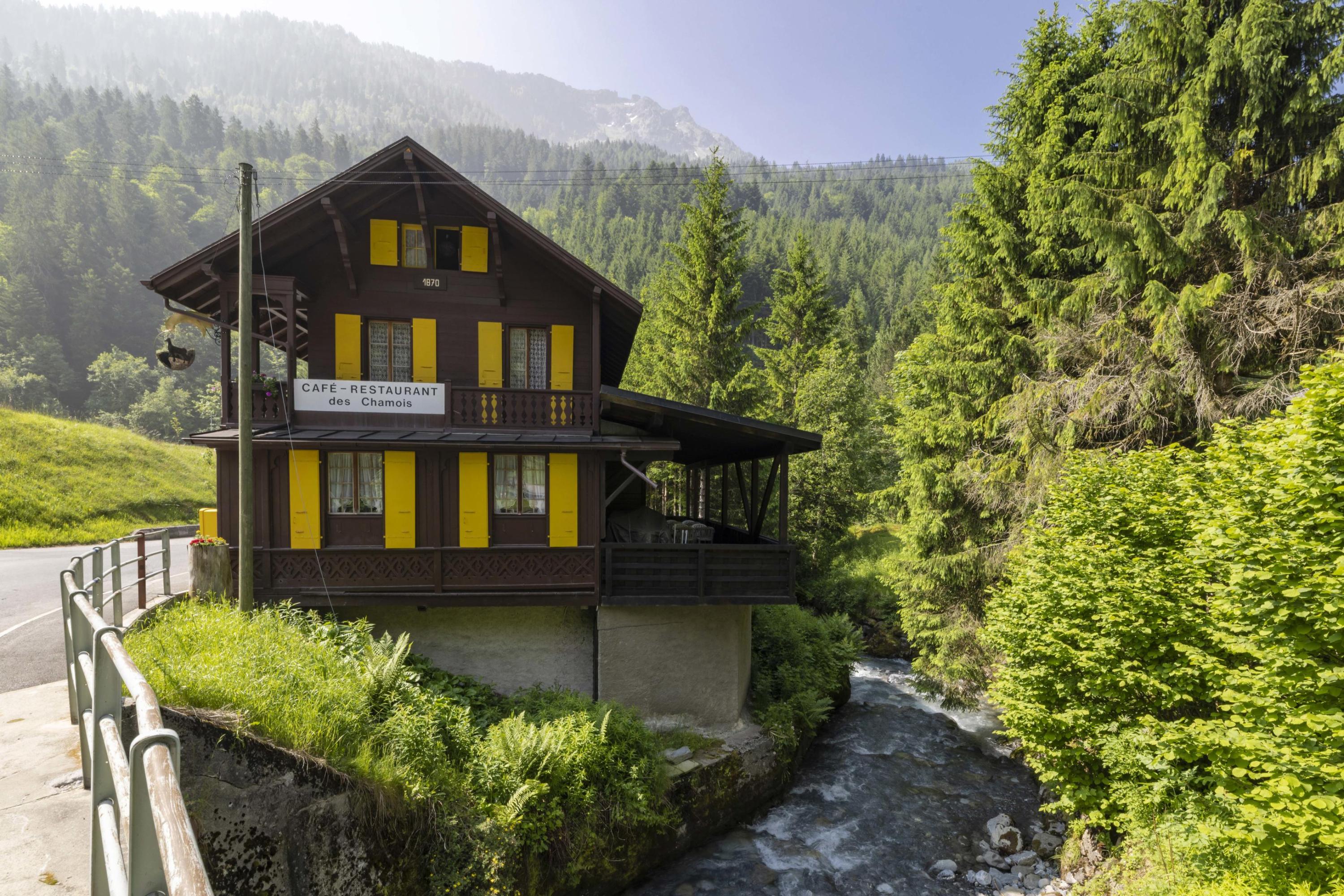 Berghaus mit Café-Restaurant an einem Bach