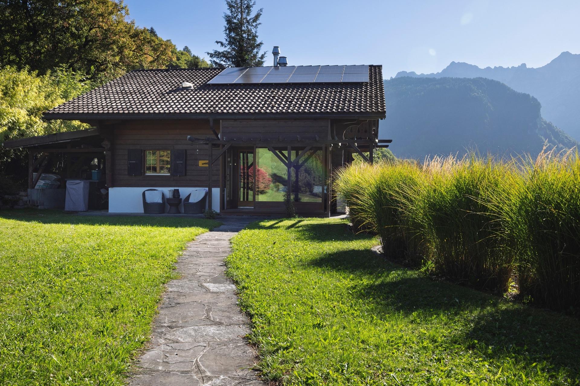 Berghaus mit Garten und Bergblick