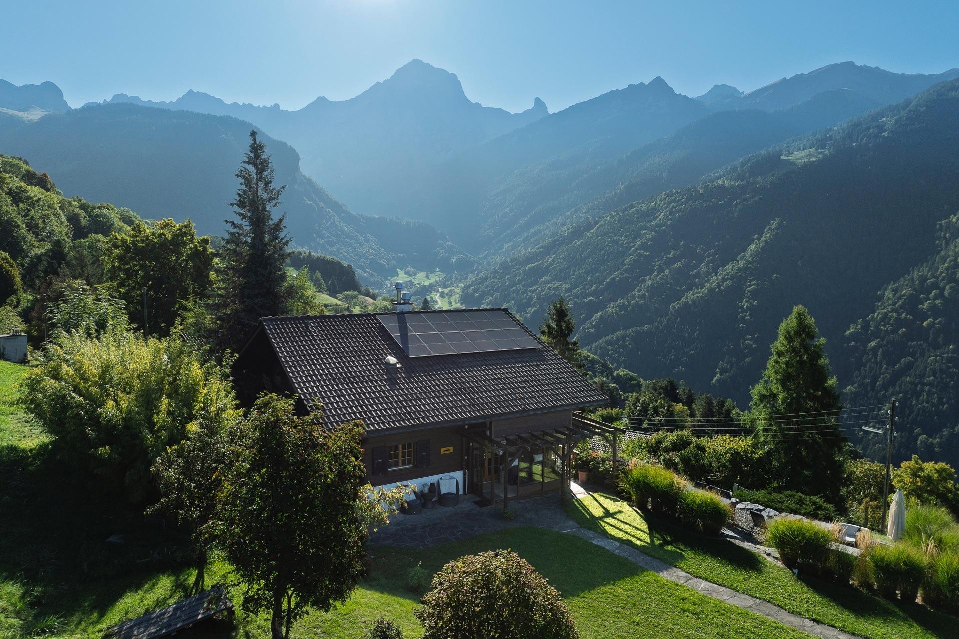Alpenhaus mit Bergpanorama