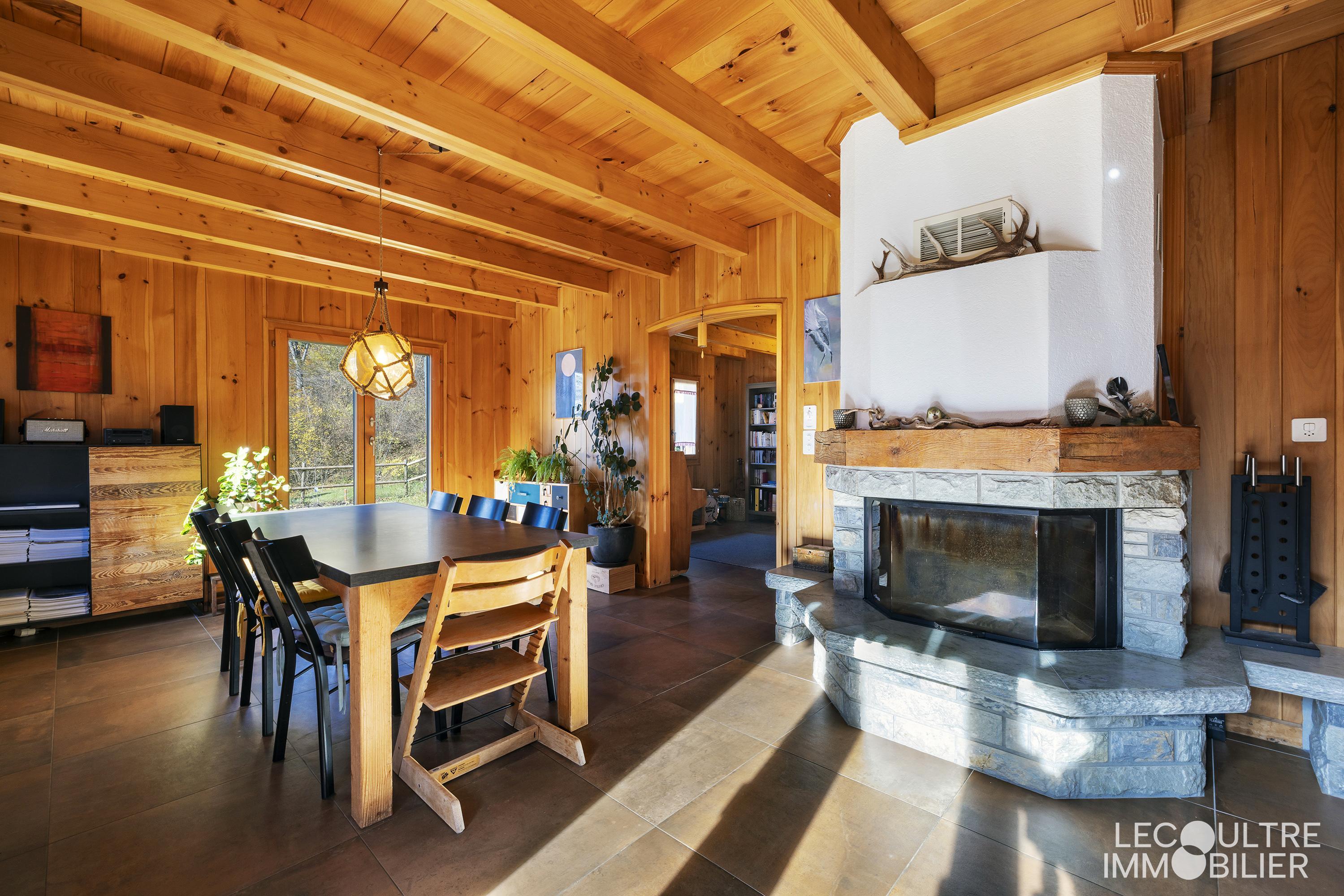 Essbereich mit Kamin in Holzhaus