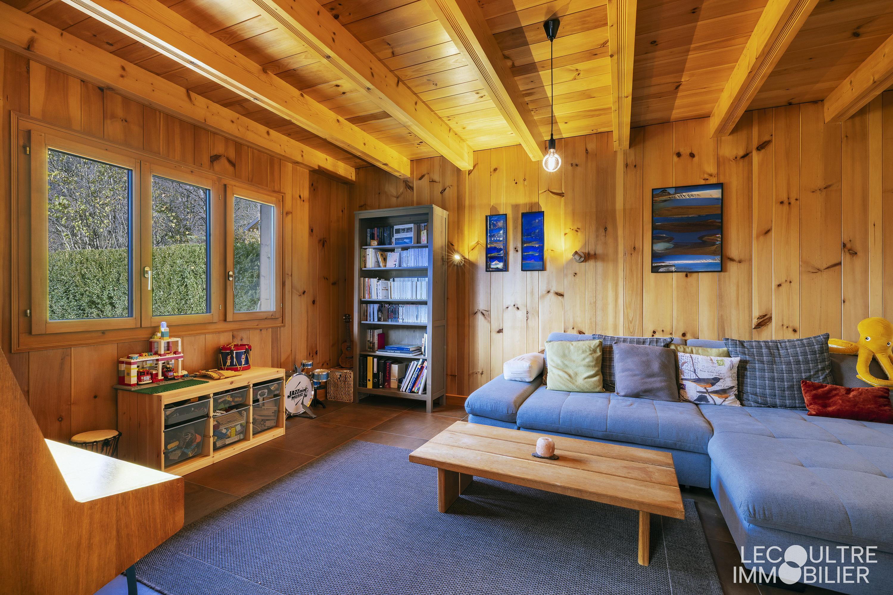 Gemütliches Holz-Wohnzimmer