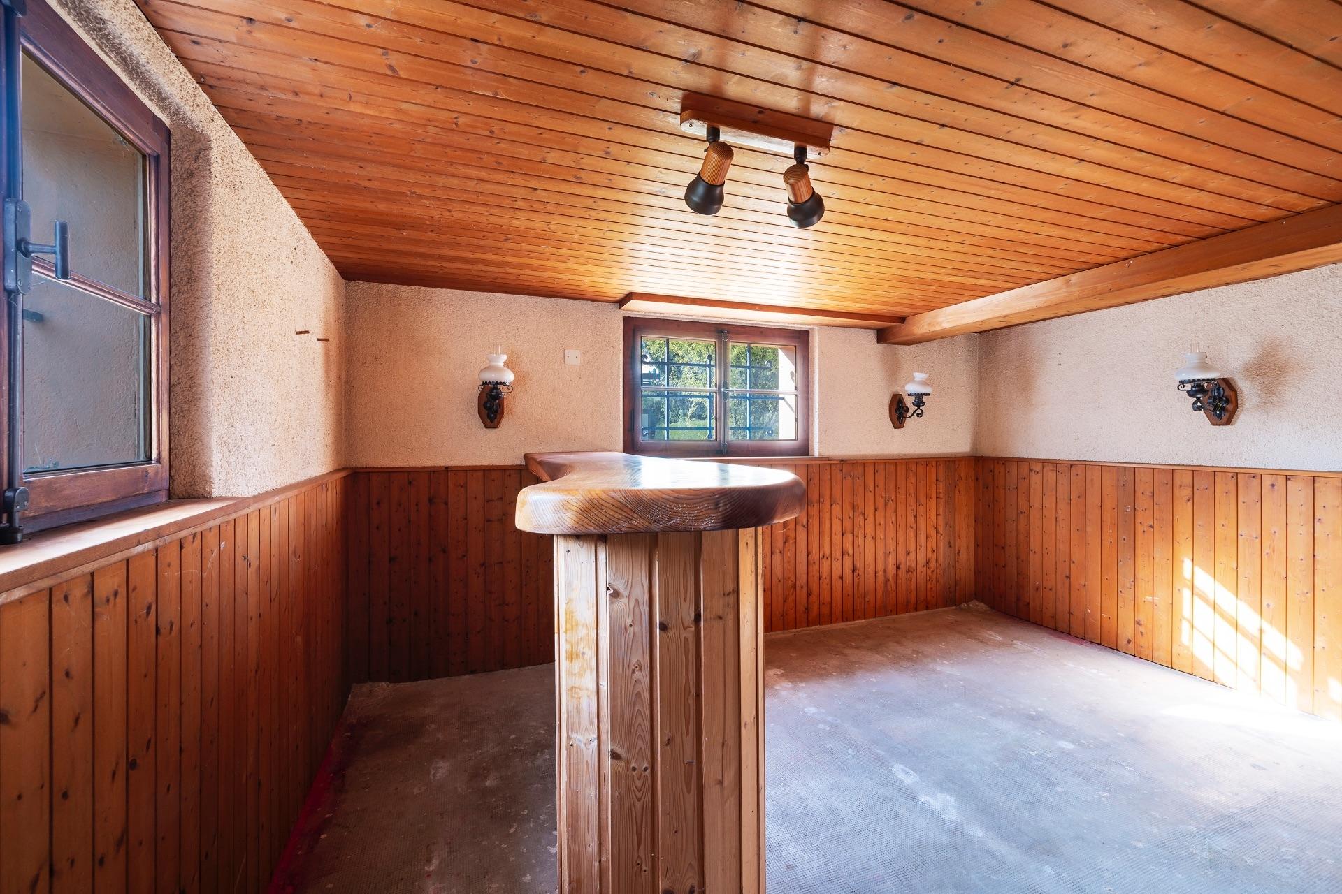 Holzvertäunter Innenraum mit Fenstern und Theke