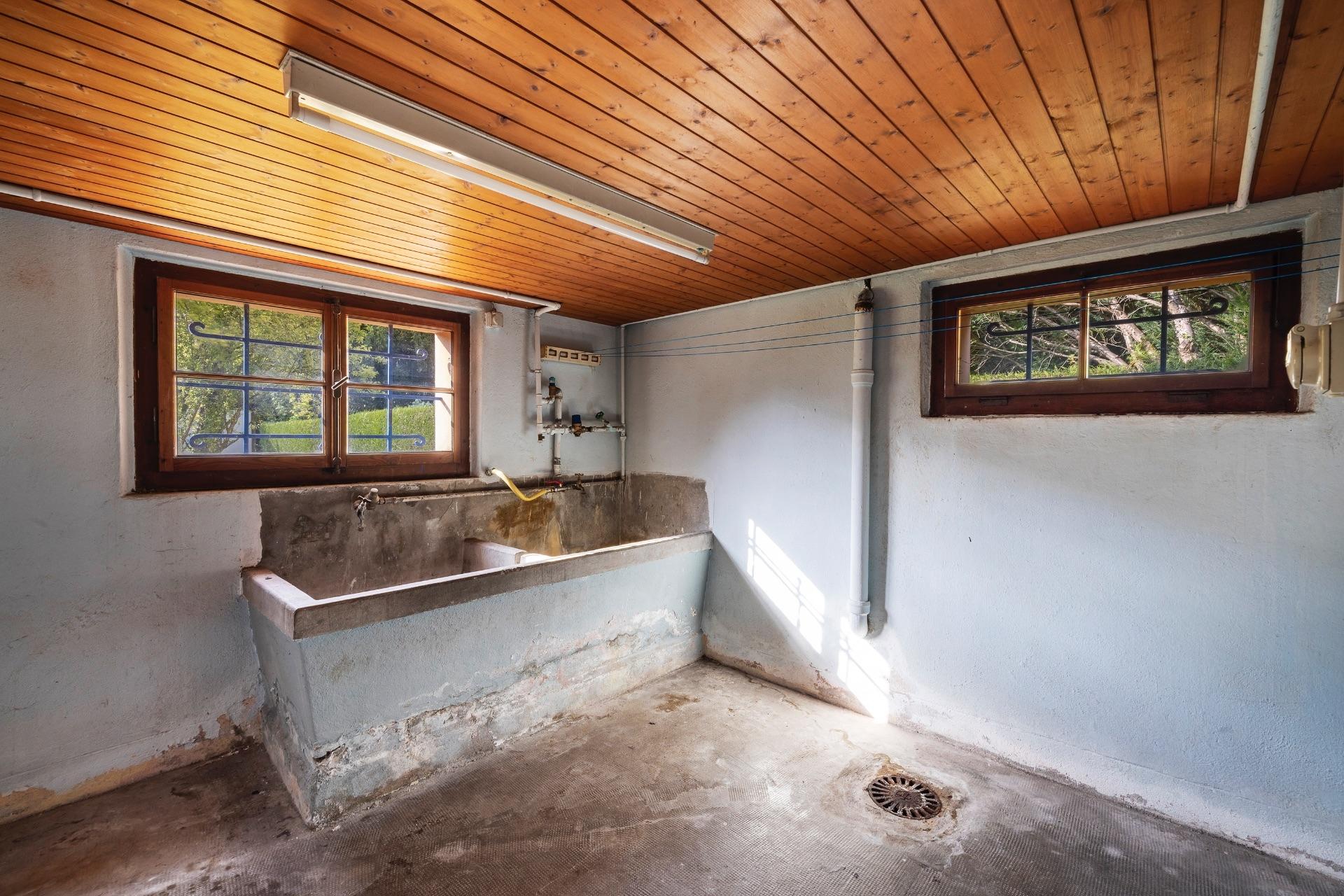 Hauswirtschaftsraum mit Waschbecken und Holzdecke