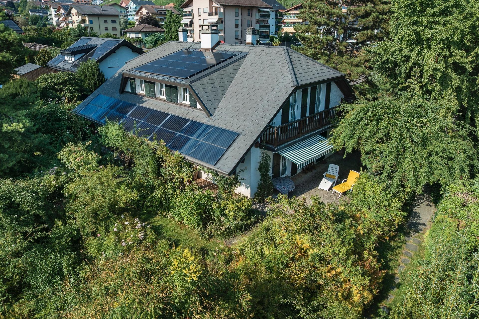 Luftaufnahme eines Hauses mit Solardach