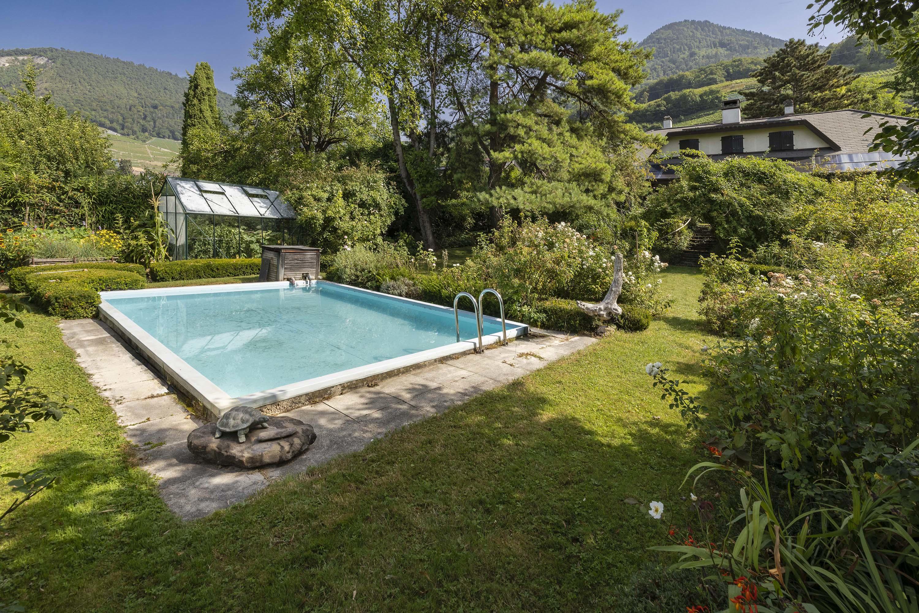 Garten mit Pool und Bergblick