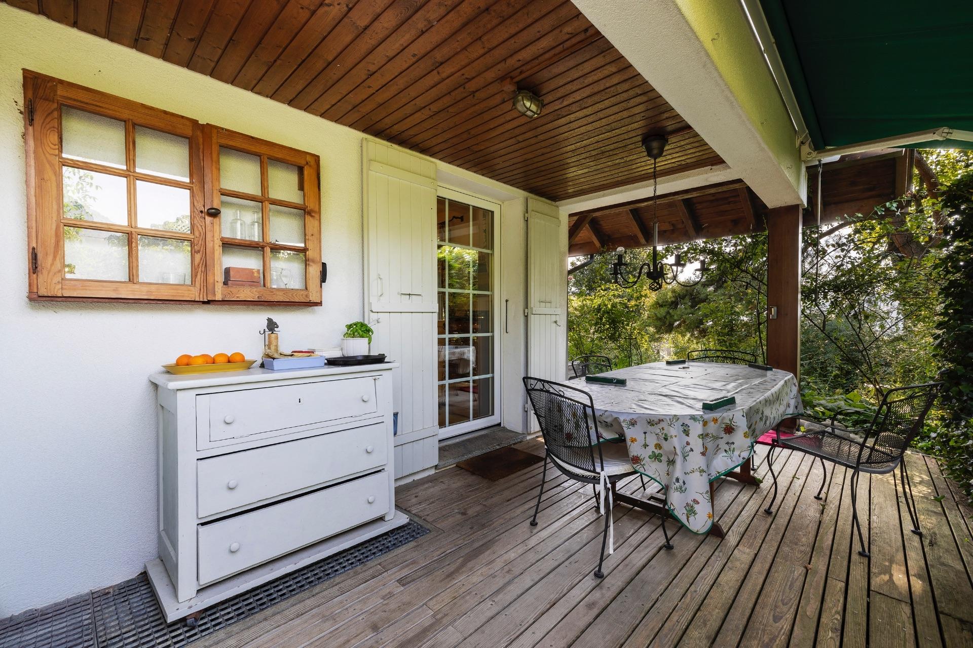Überdachte Holzterrasse mit Sitzbereich
