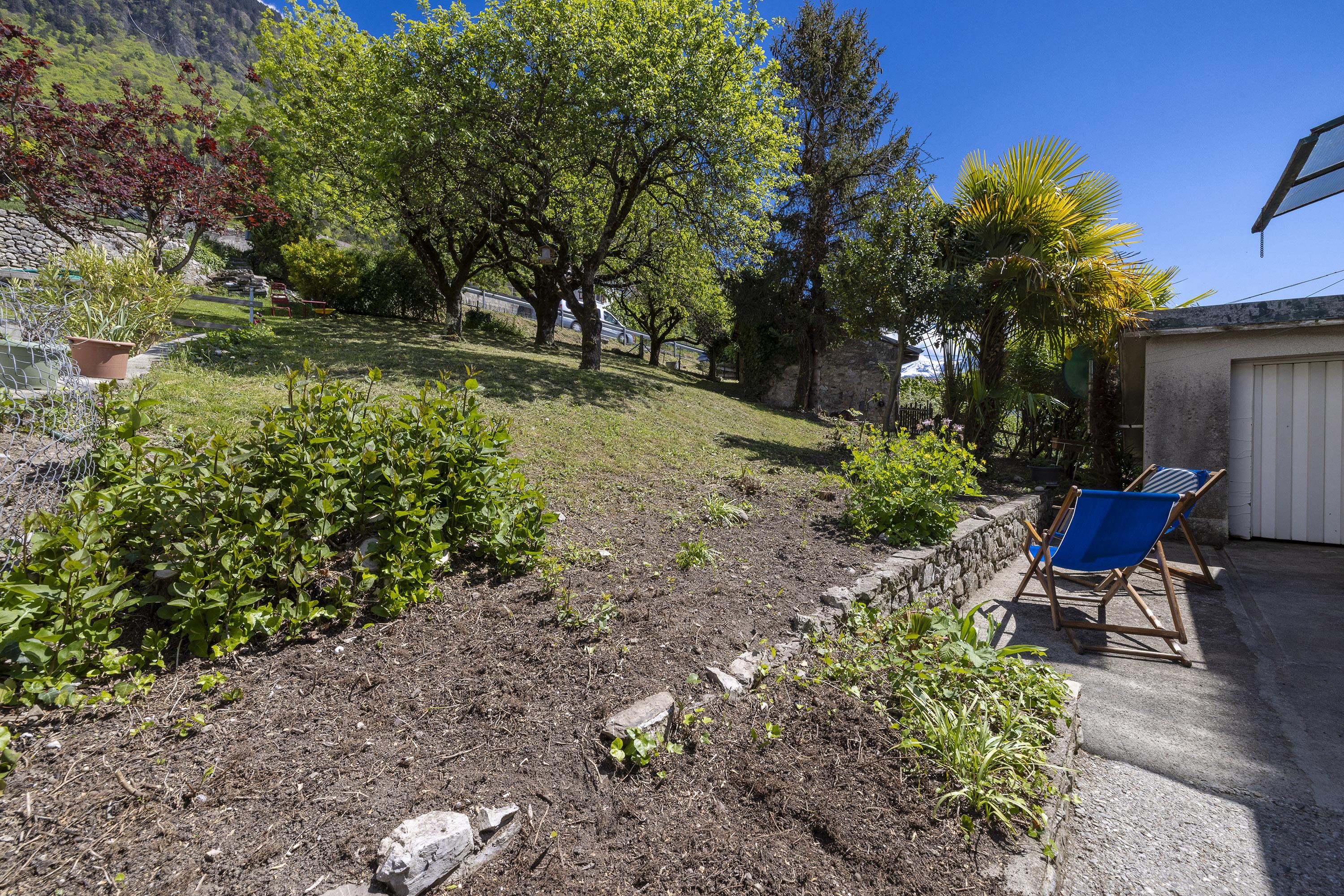 Garten mit Terrasse und Berghang