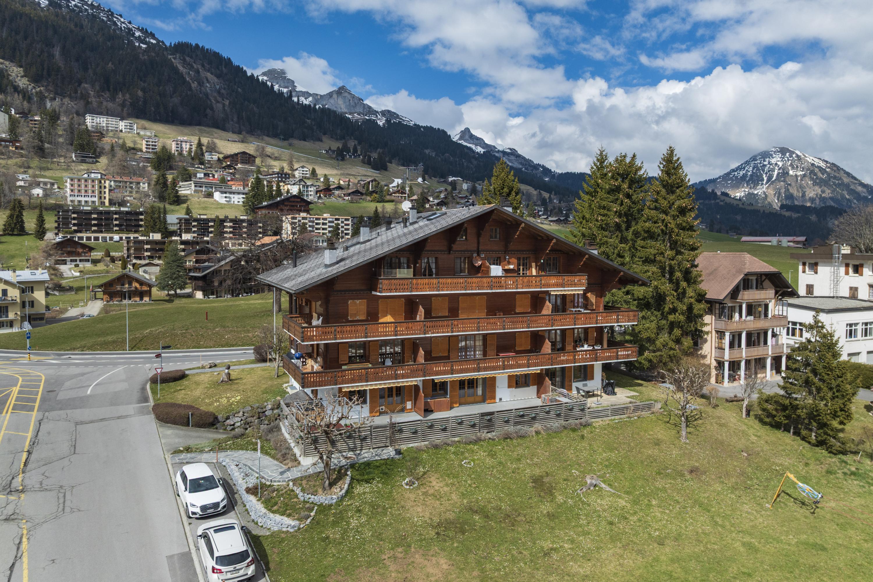 Alpines Wohnhaus mit Bergpanorama