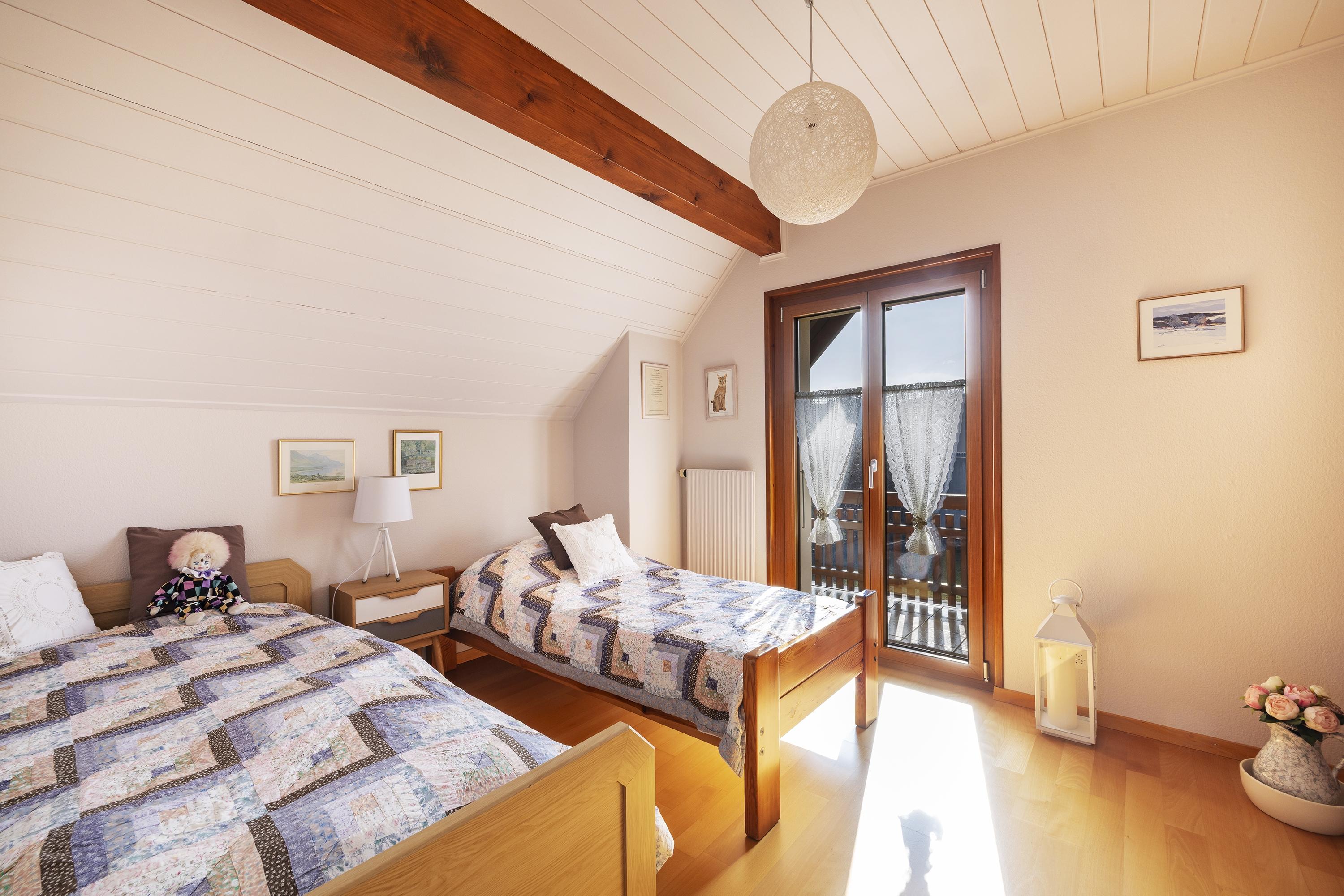 Helles Dachgeschoss-Schlafzimmer