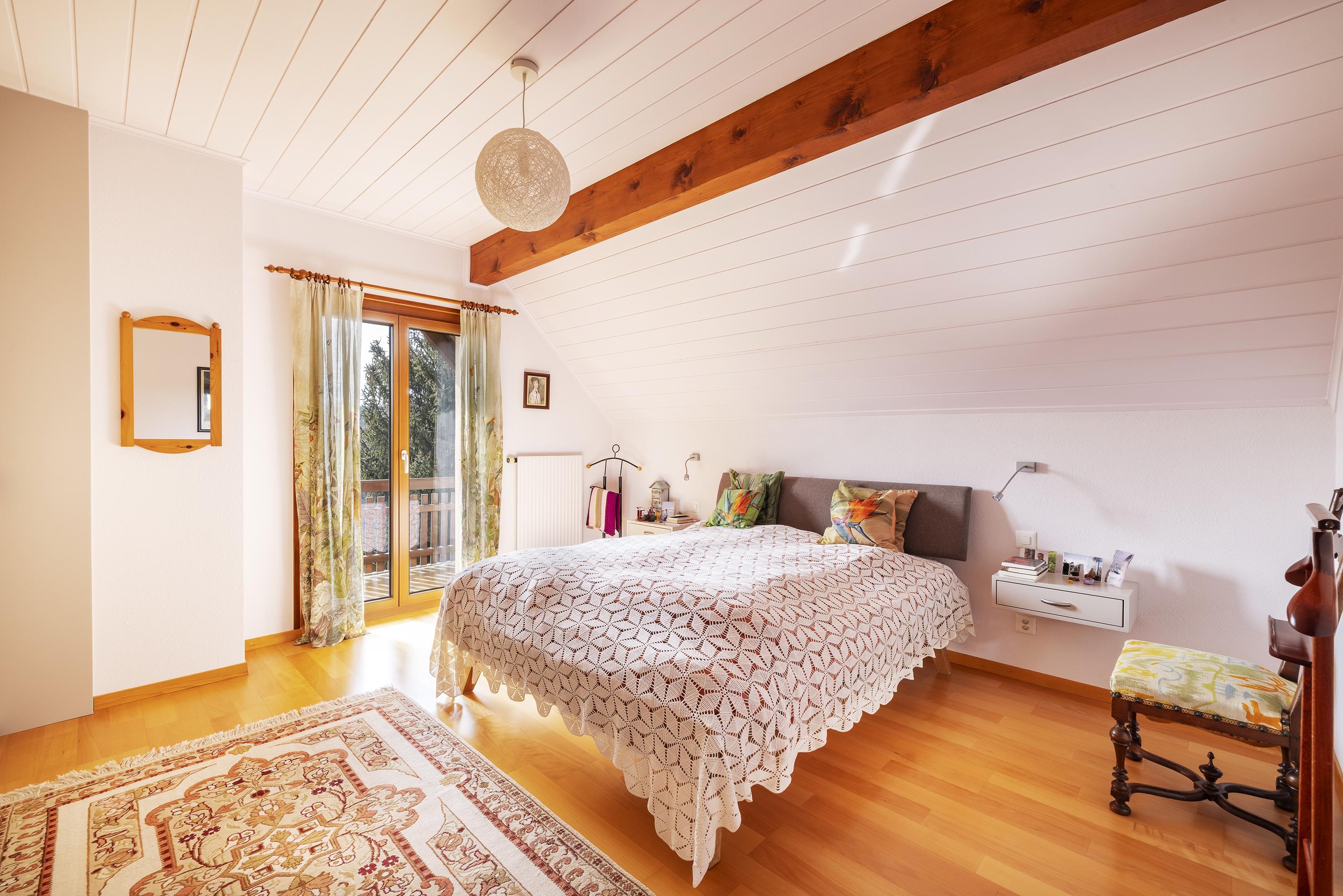 Helles Schlafzimmer mit Dachschräge