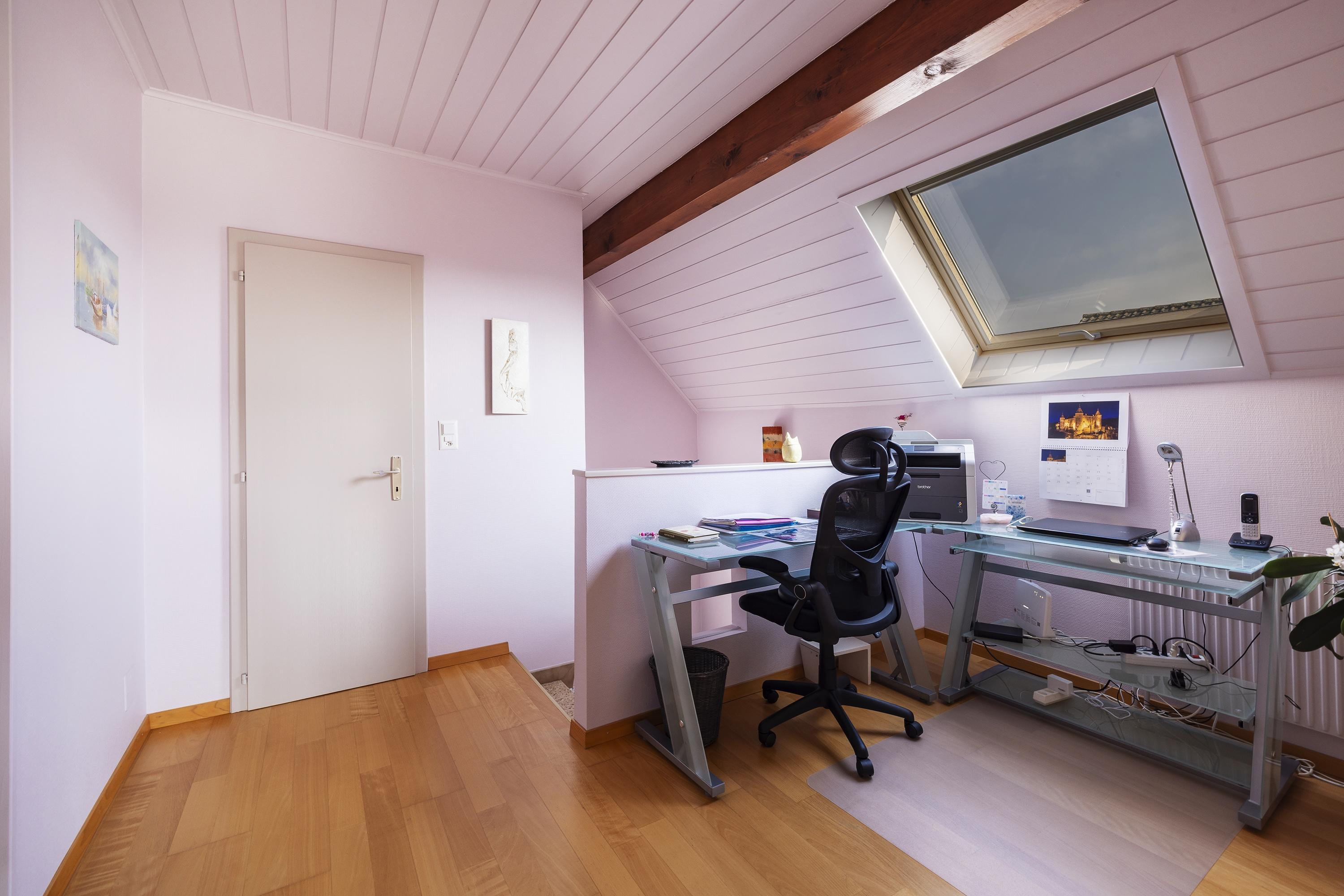 Dachgeschoss-Büro mit Schräge und Dachfenster