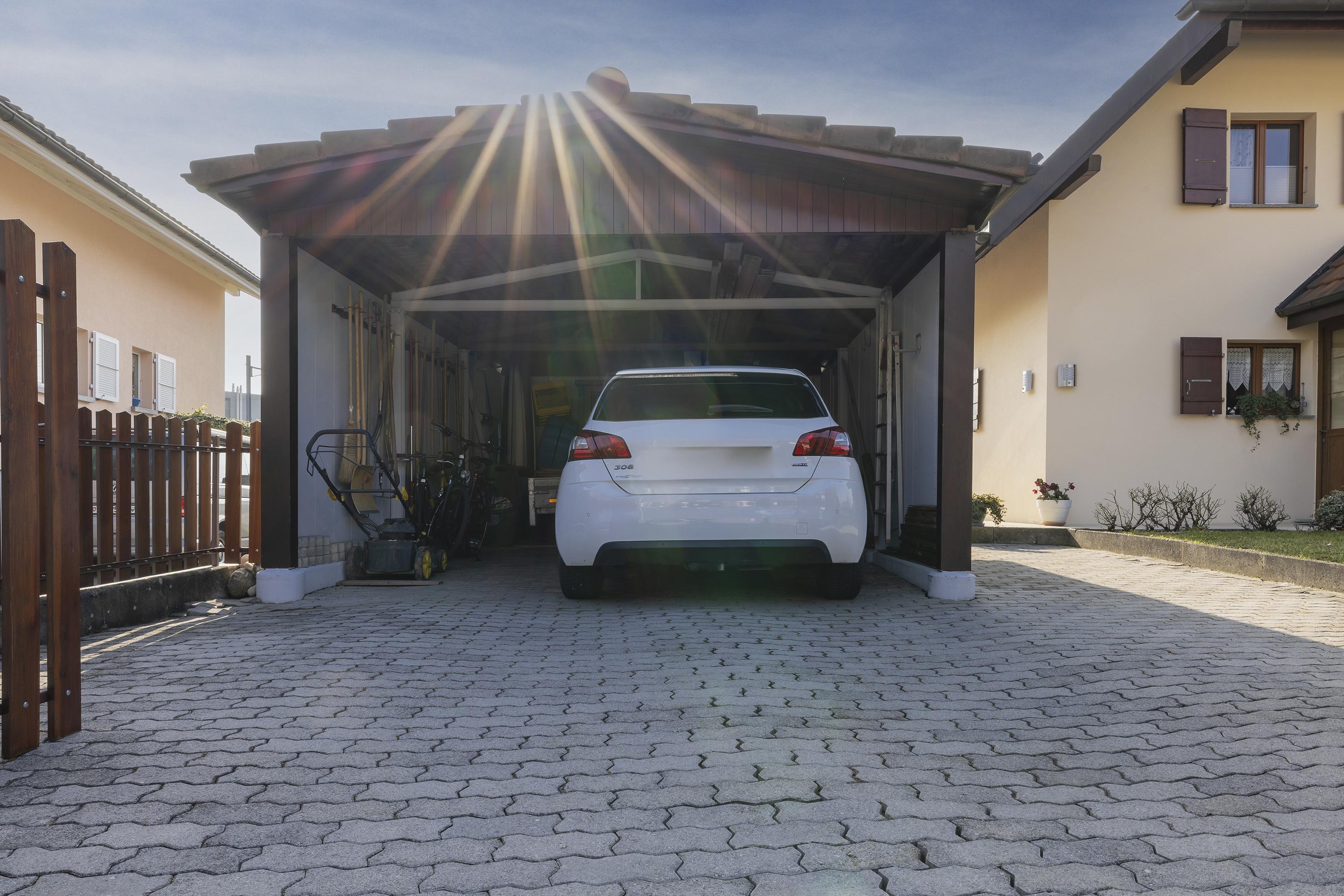 Doppelcarport mit Fahrzeug vor einem Wohnhaus