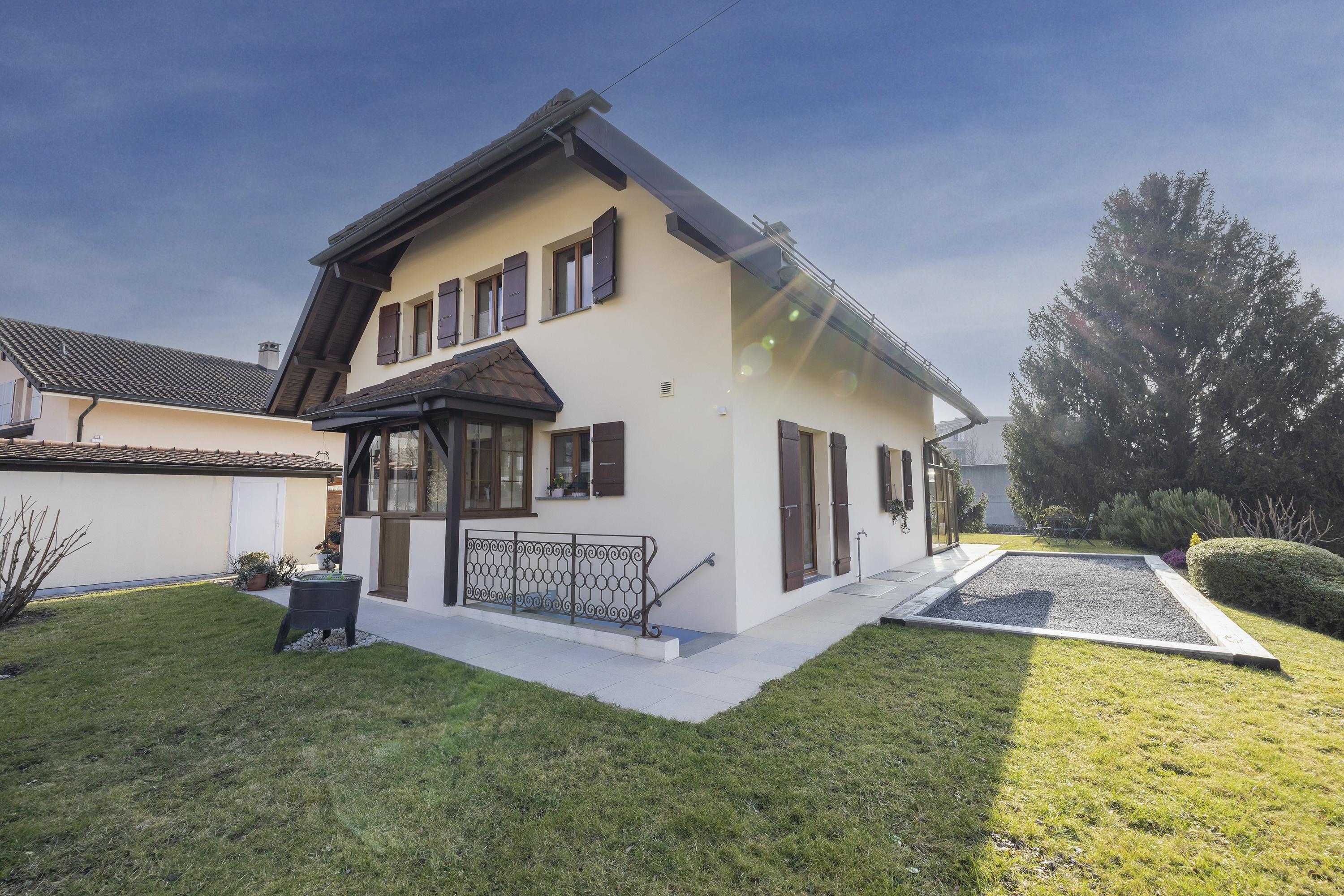 Freistehendes Haus mit Garten