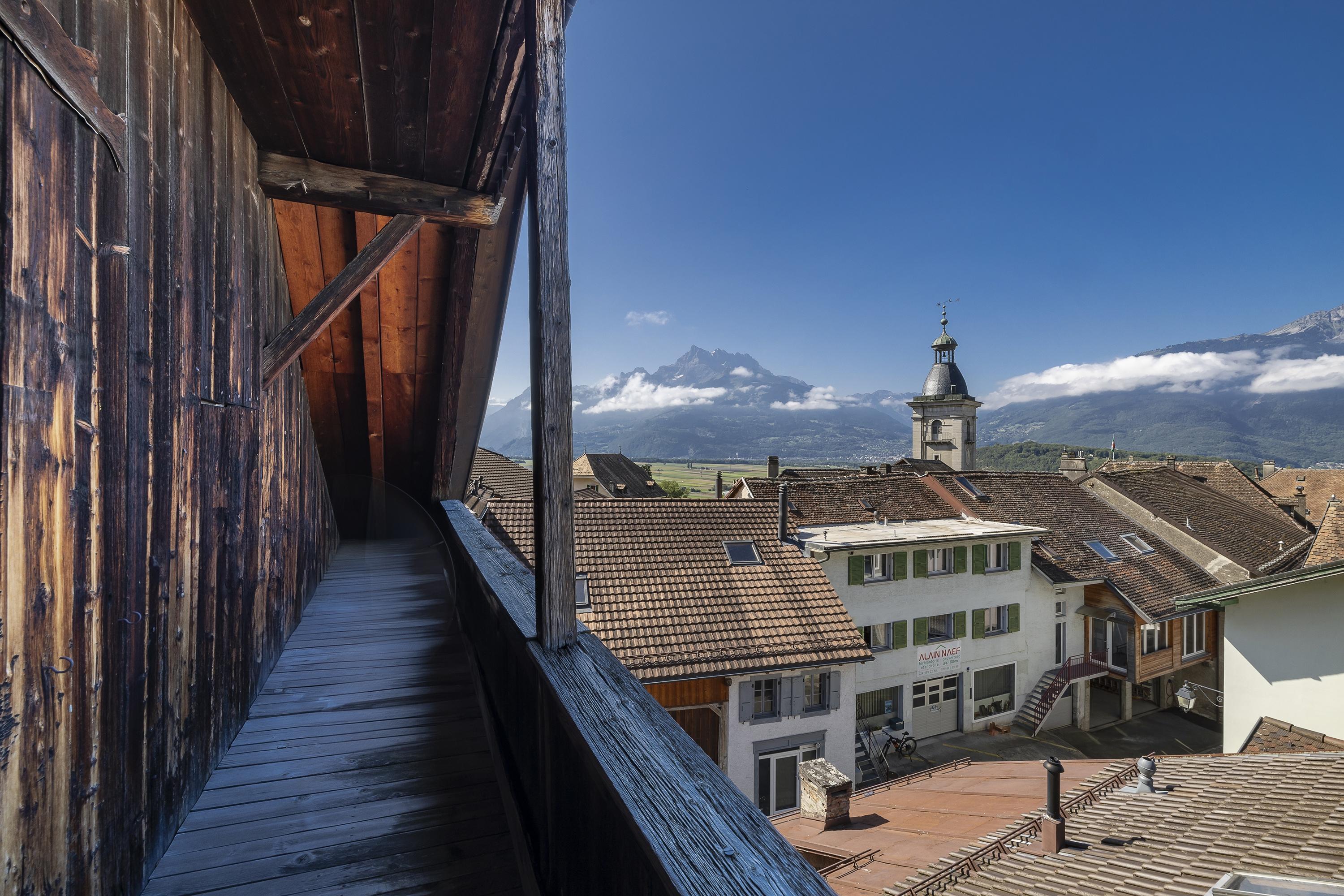 Dachgang mit Berg- und Altstadtblick