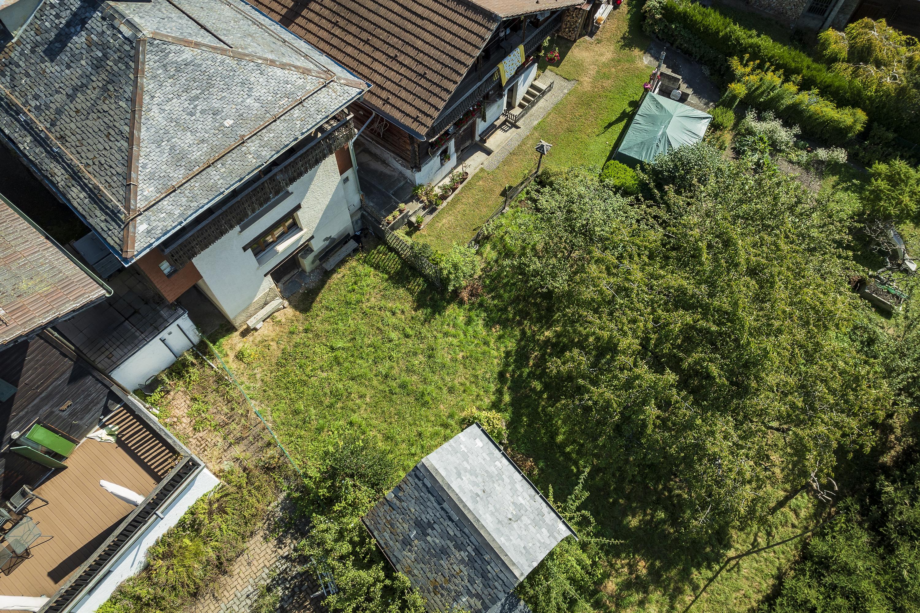 Luftaufnahme eines Wohnhauses mit großem Garten