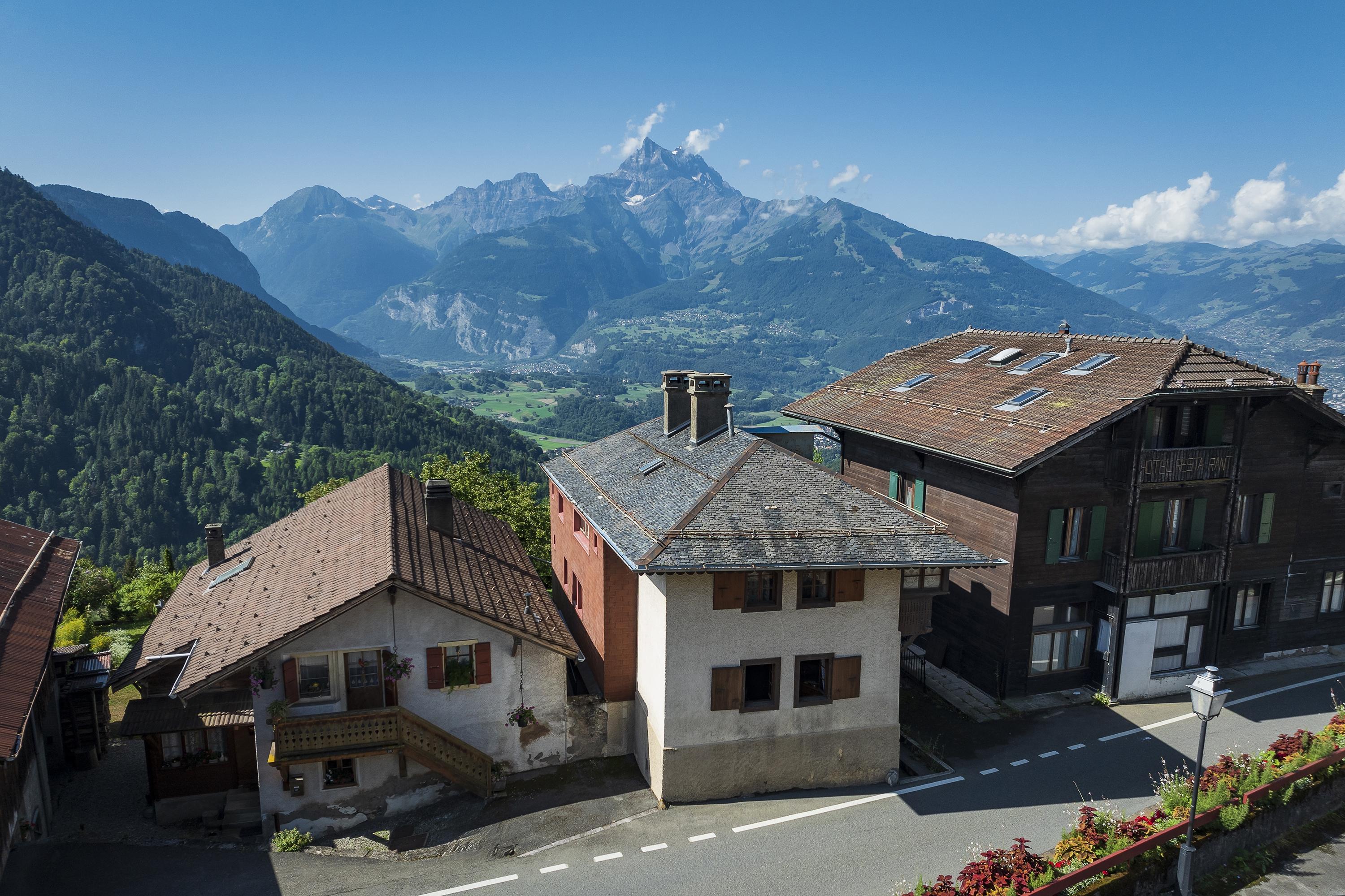 Alpine Dorflandschaft mit Bergpanorama