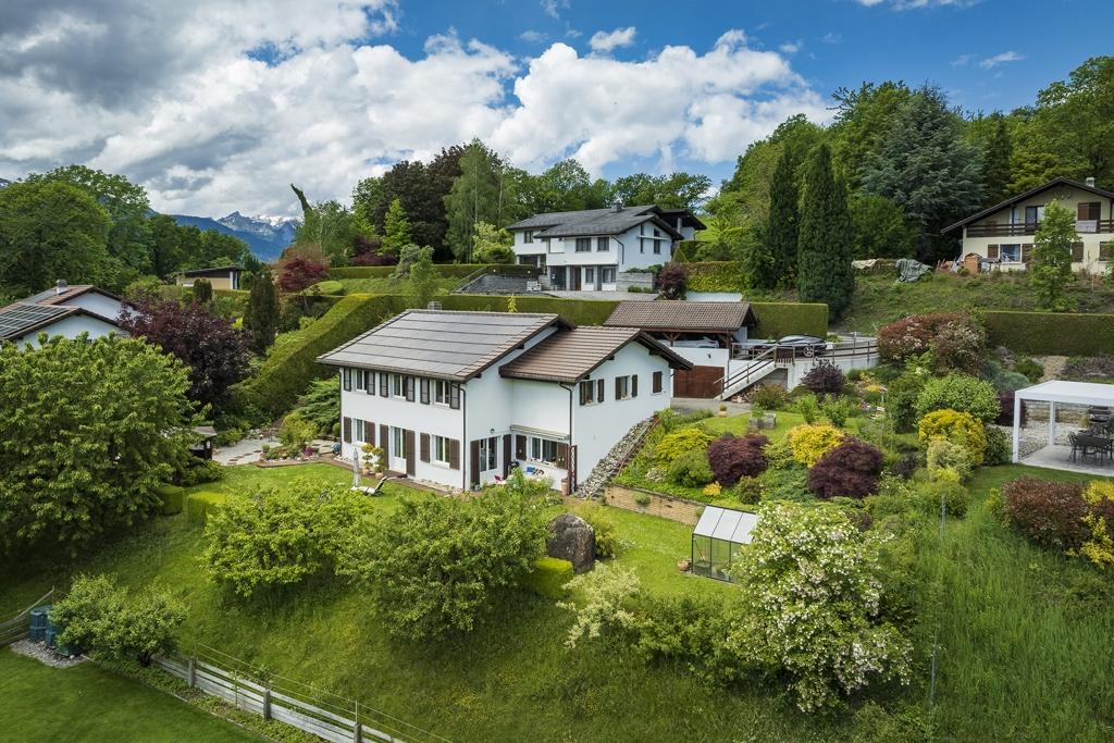 Gartenansicht eines Einfamilienhauses in Hanglage