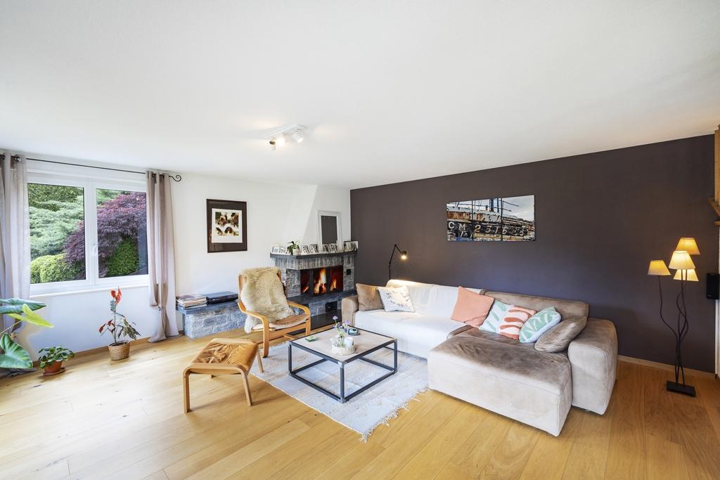 Helles Wohnzimmer mit Kamin und Ecksofa