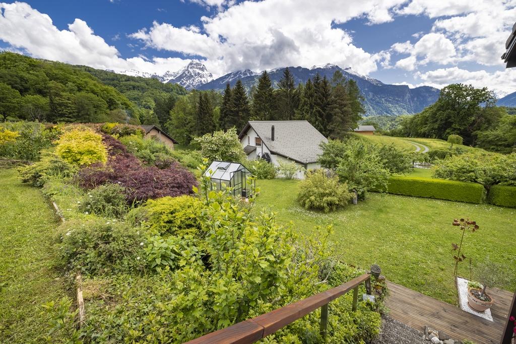 Alpenblick über gepflegten Garten
