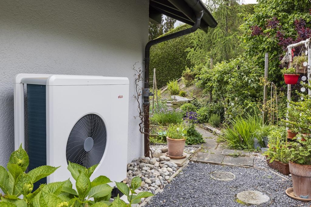 Außenbereich mit Wärmepumpe und Gartenweg