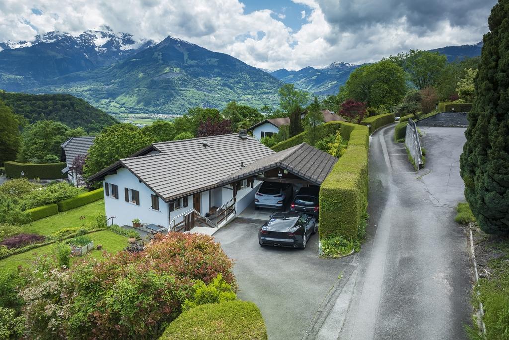Alpenhaus mit Bergpanorama