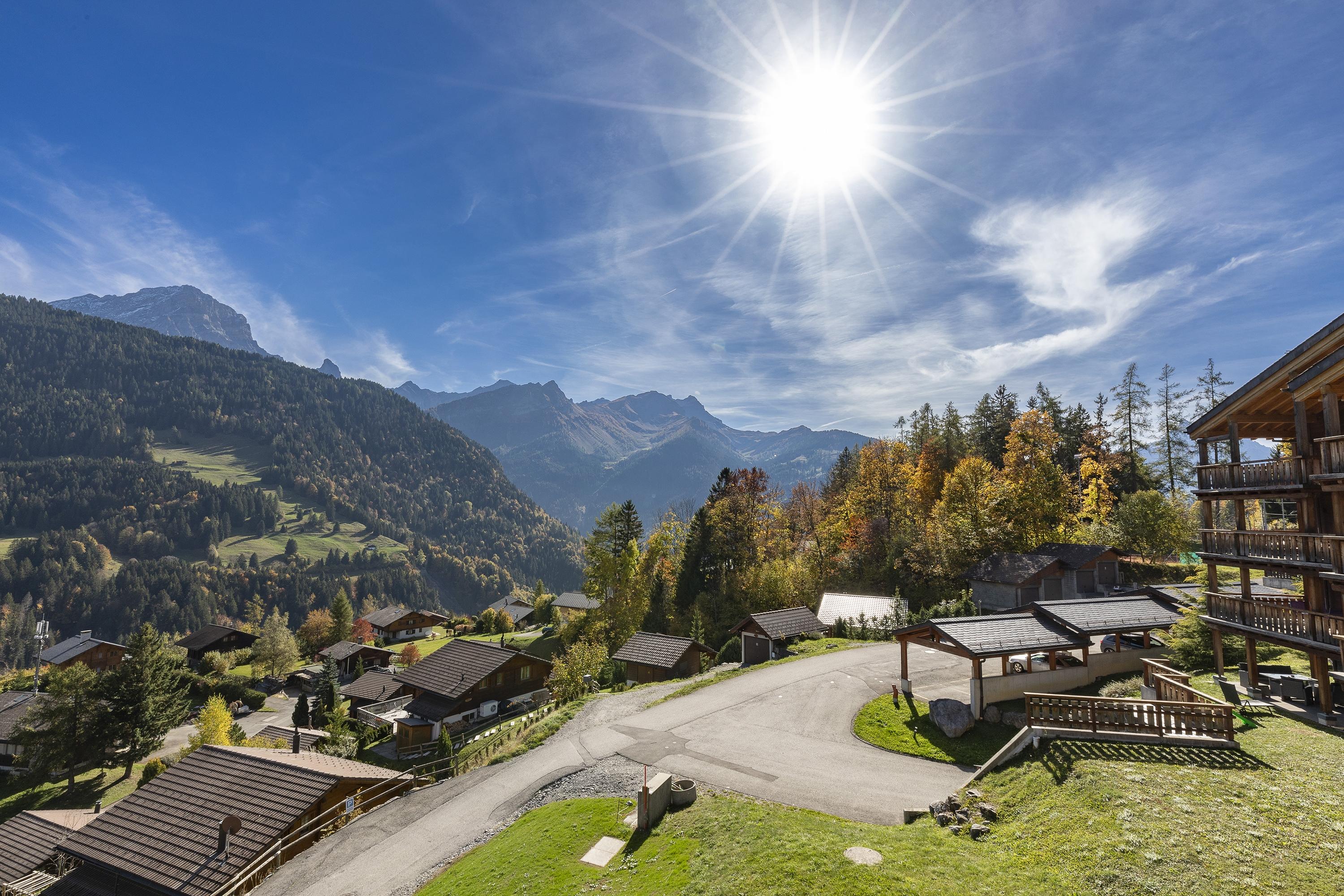 Alpenpanorama mit Chalet-Siedlung