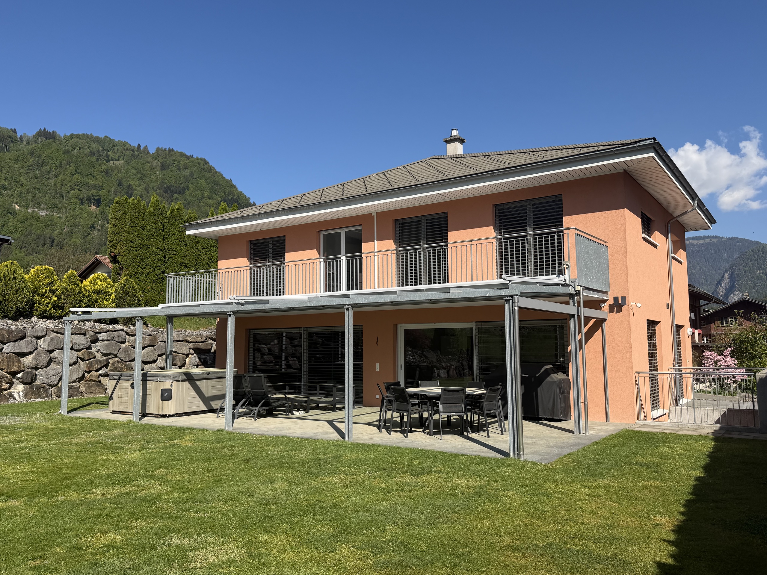 Traumhaus mit Bergblick, großer Terrasse und Doppelgarage – Wilderswil