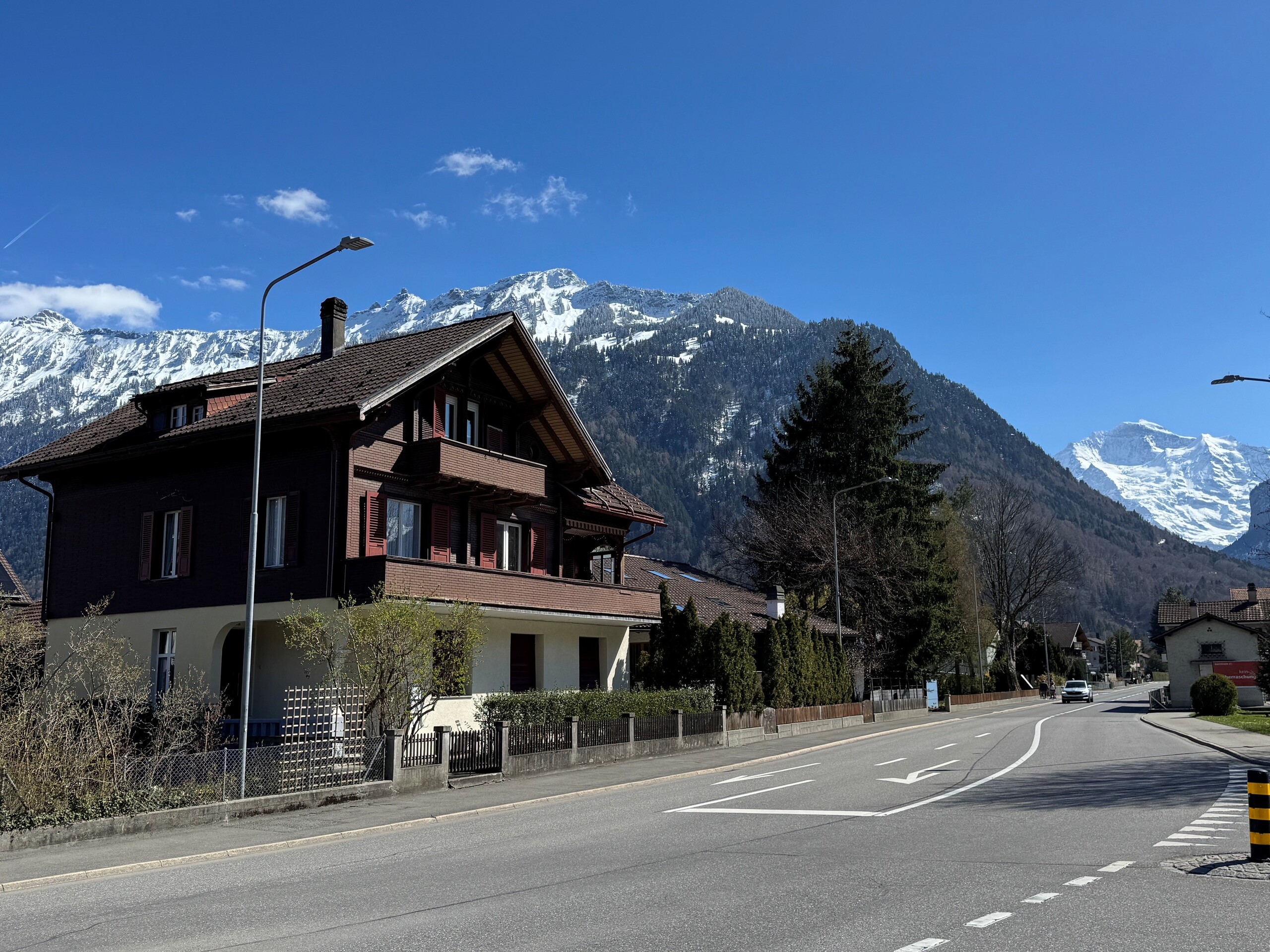 Alpines Wohnhaus mit Bergpanorama