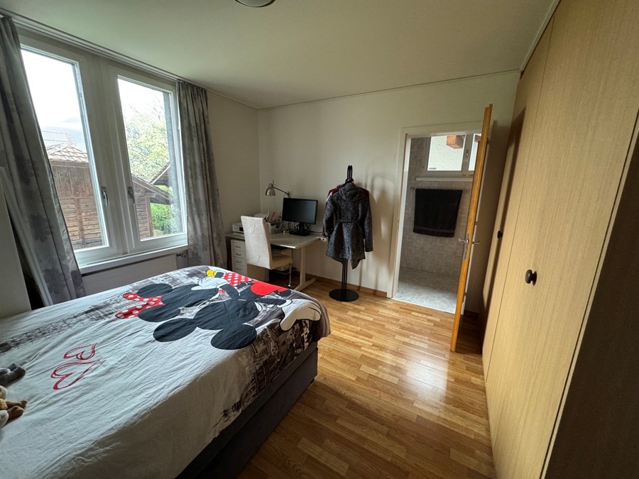 Schlafzimmer mit Arbeitsbereich und Badzugang