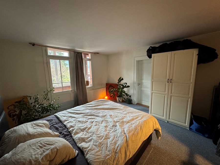 Schlafzimmer mit Doppelbett und Schrank
