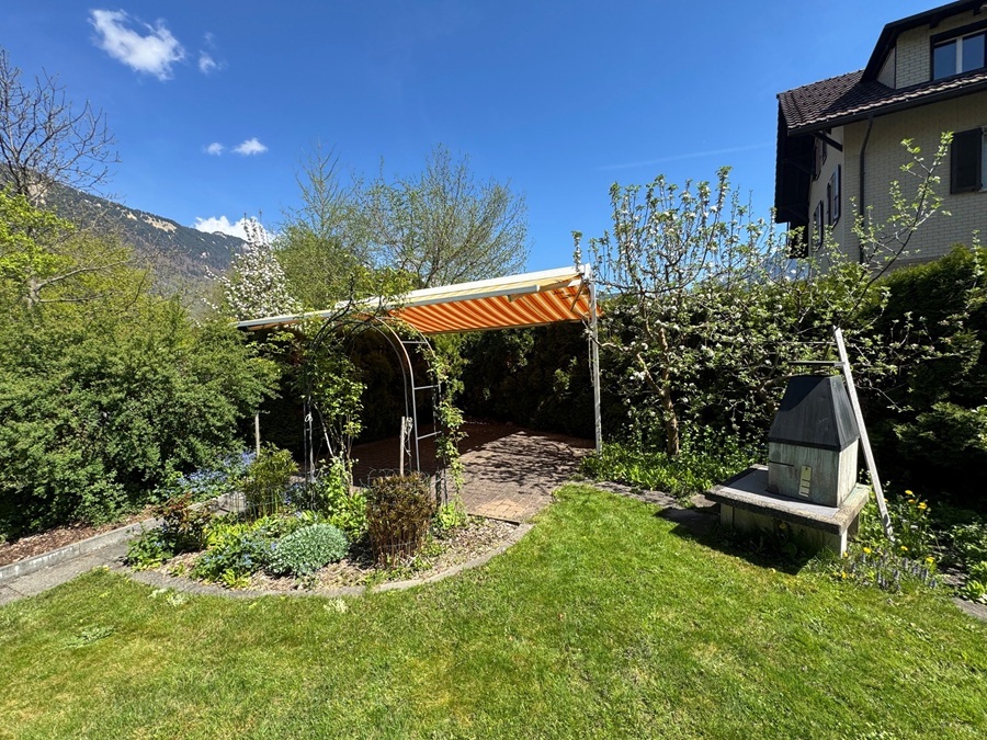 Garten mit überdachter Sitzfläche