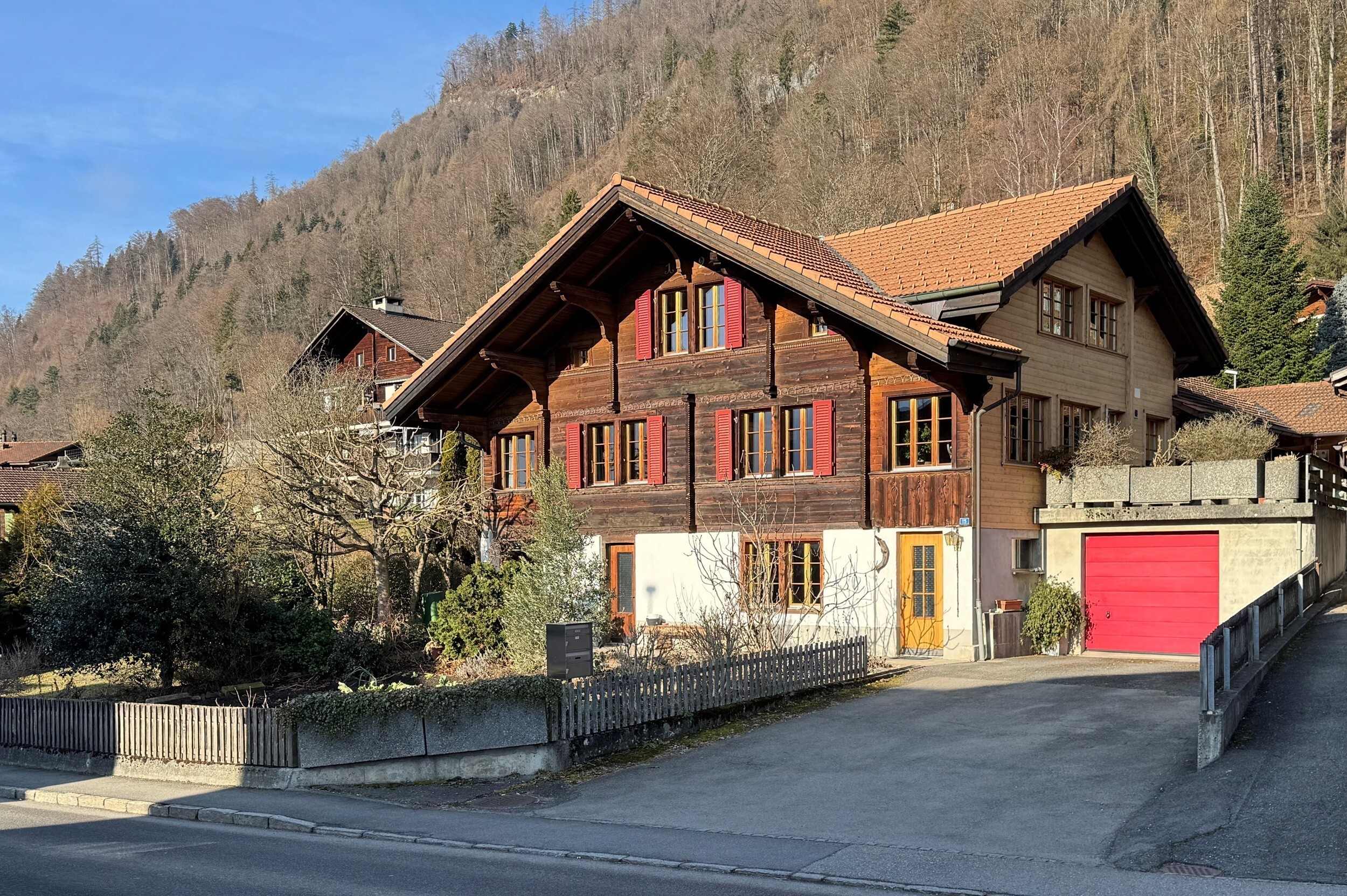 Sonniges Haus mit 7,5 Schlafzimmern und Entwicklungspotenzial – Goldswil b. Interlaken