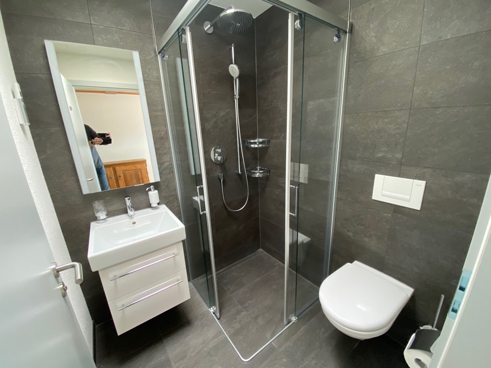 Modernes Bad mit Dusche und WC