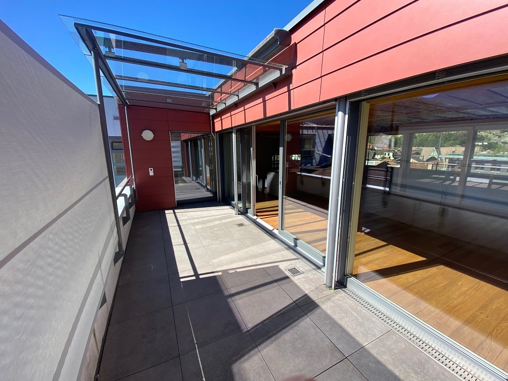 Dachterrasse mit Glasüberdachung