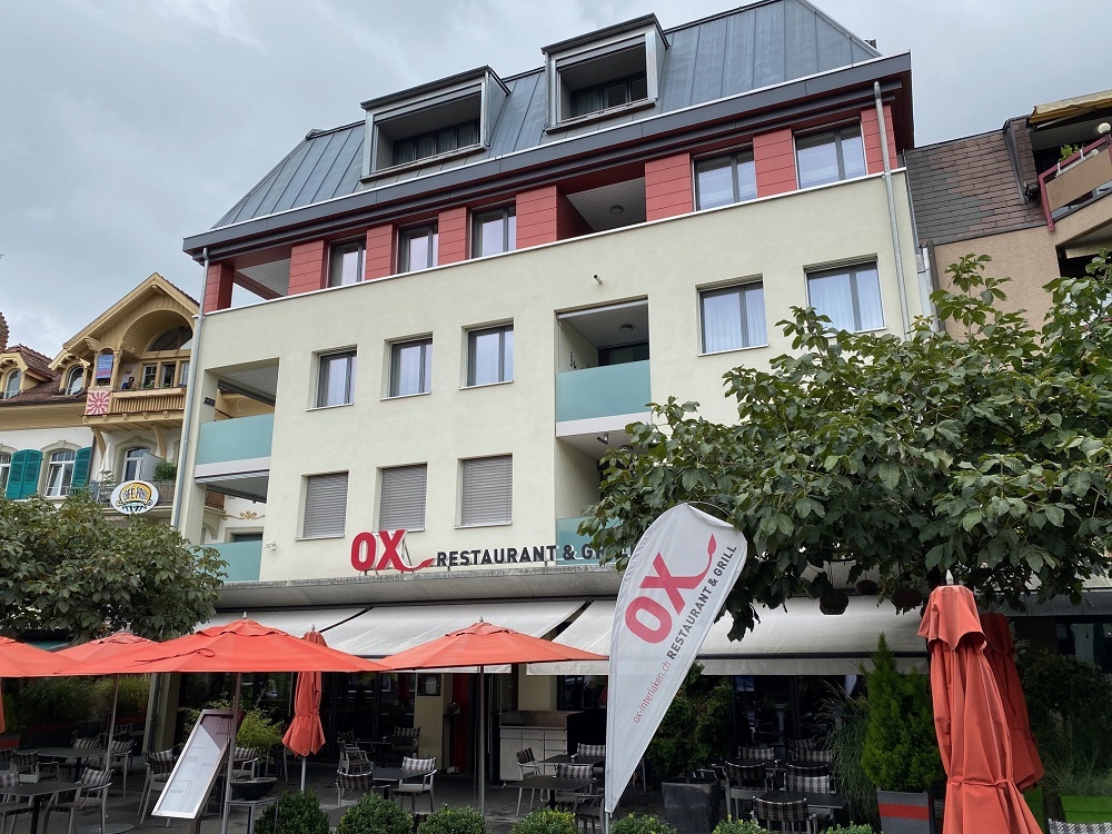 Mehrfamilienhaus mit Restaurant im Erdgeschoss