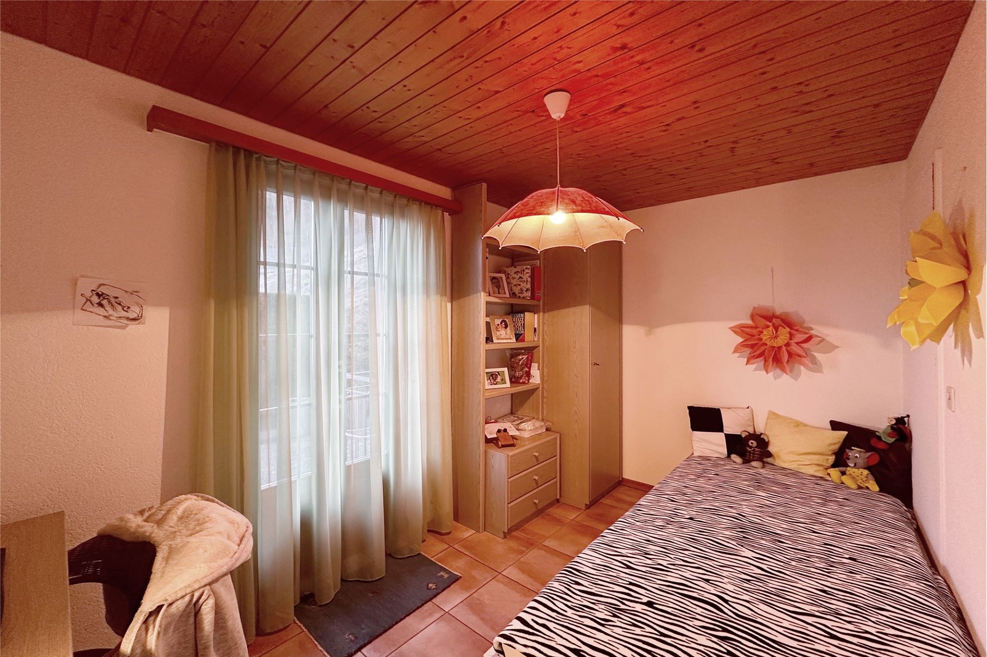 Gemütliches Schlafzimmer mit Holzdecke